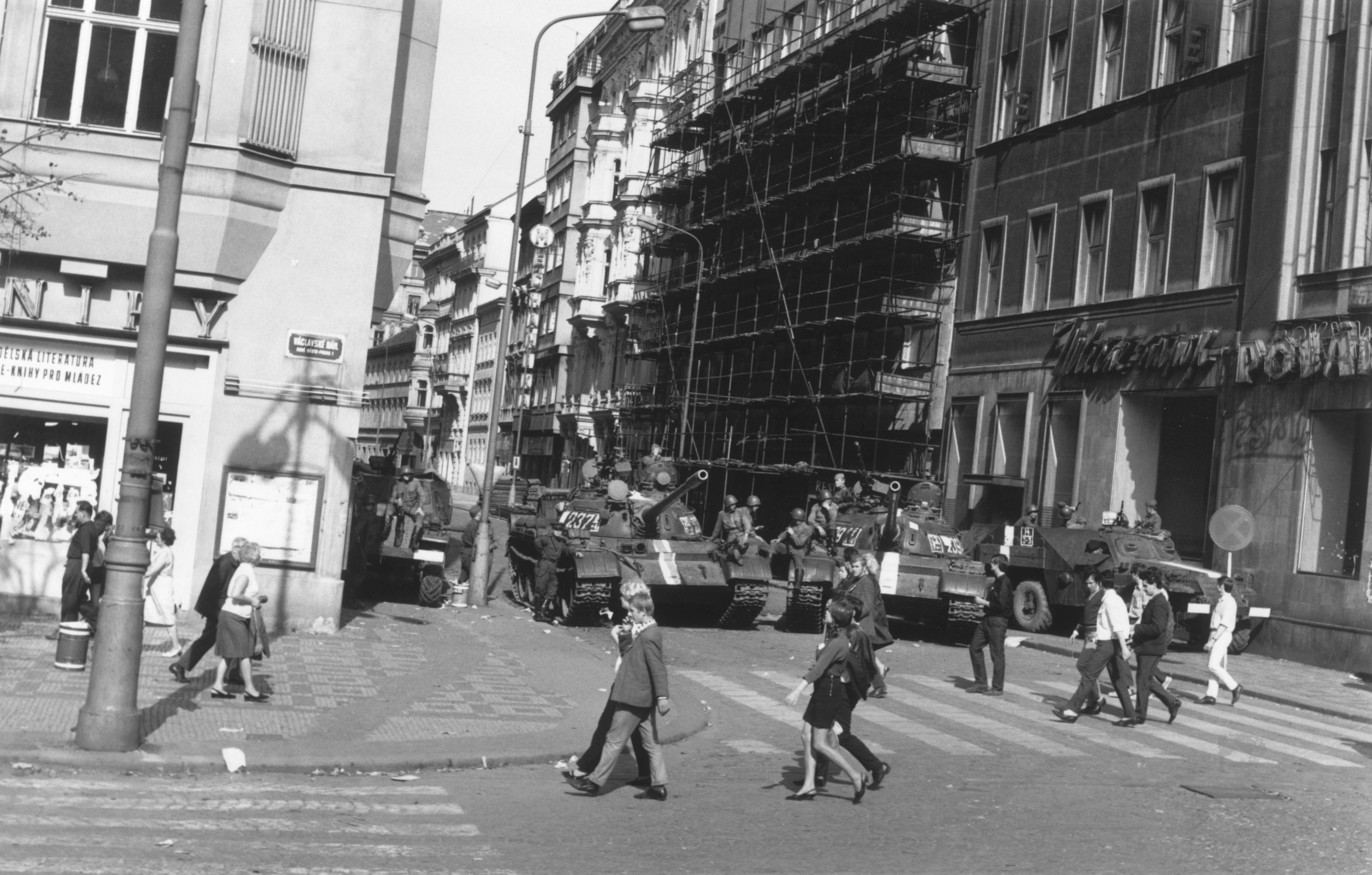 Танкове на страни от Варшавския договор преграждаха улиците на Прага