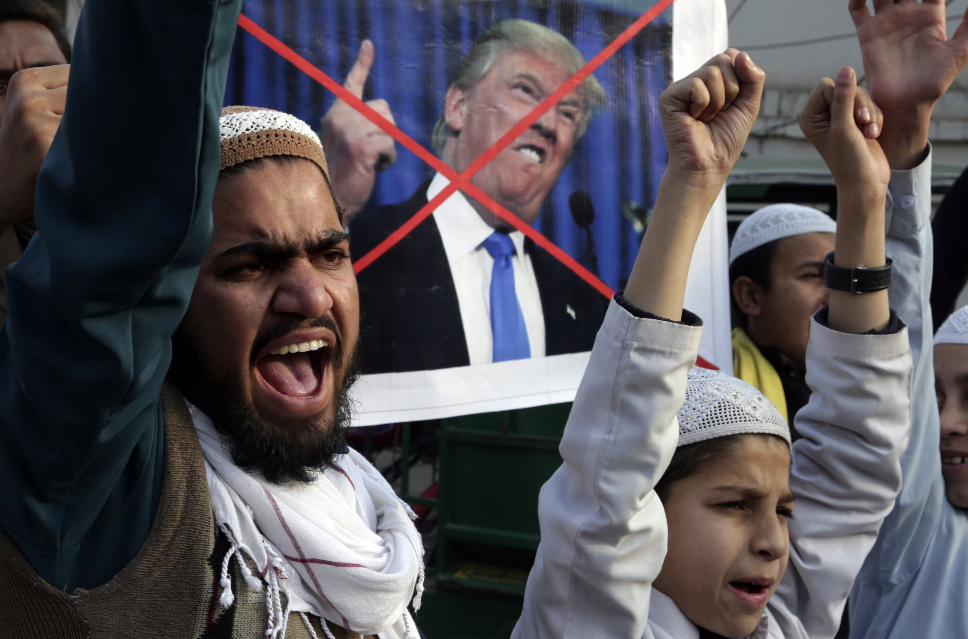 Пакистански религиозни студенти протестират срещу Тръмп в гр. Лахор