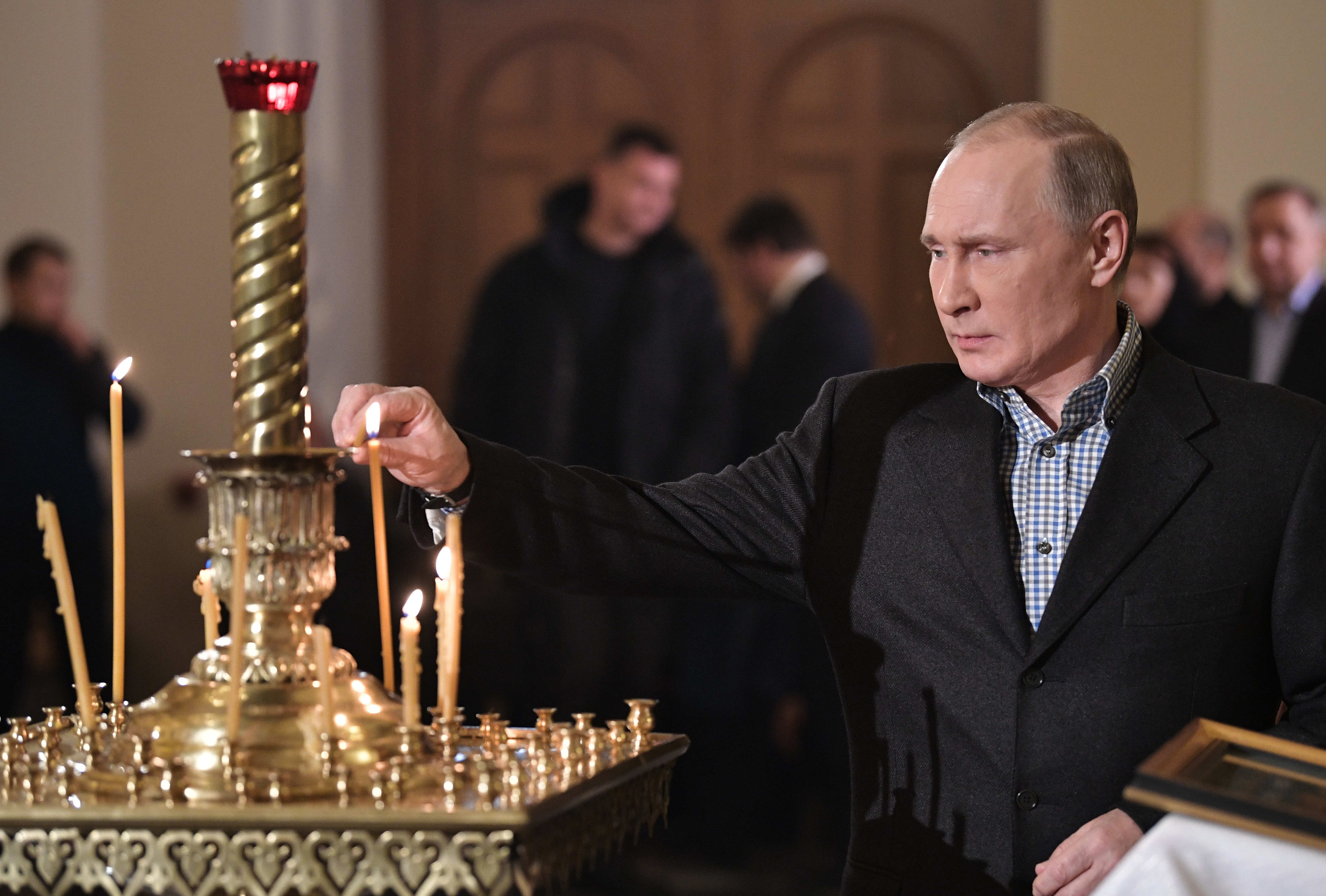 Владимир Путин по време на църковна коледна служба