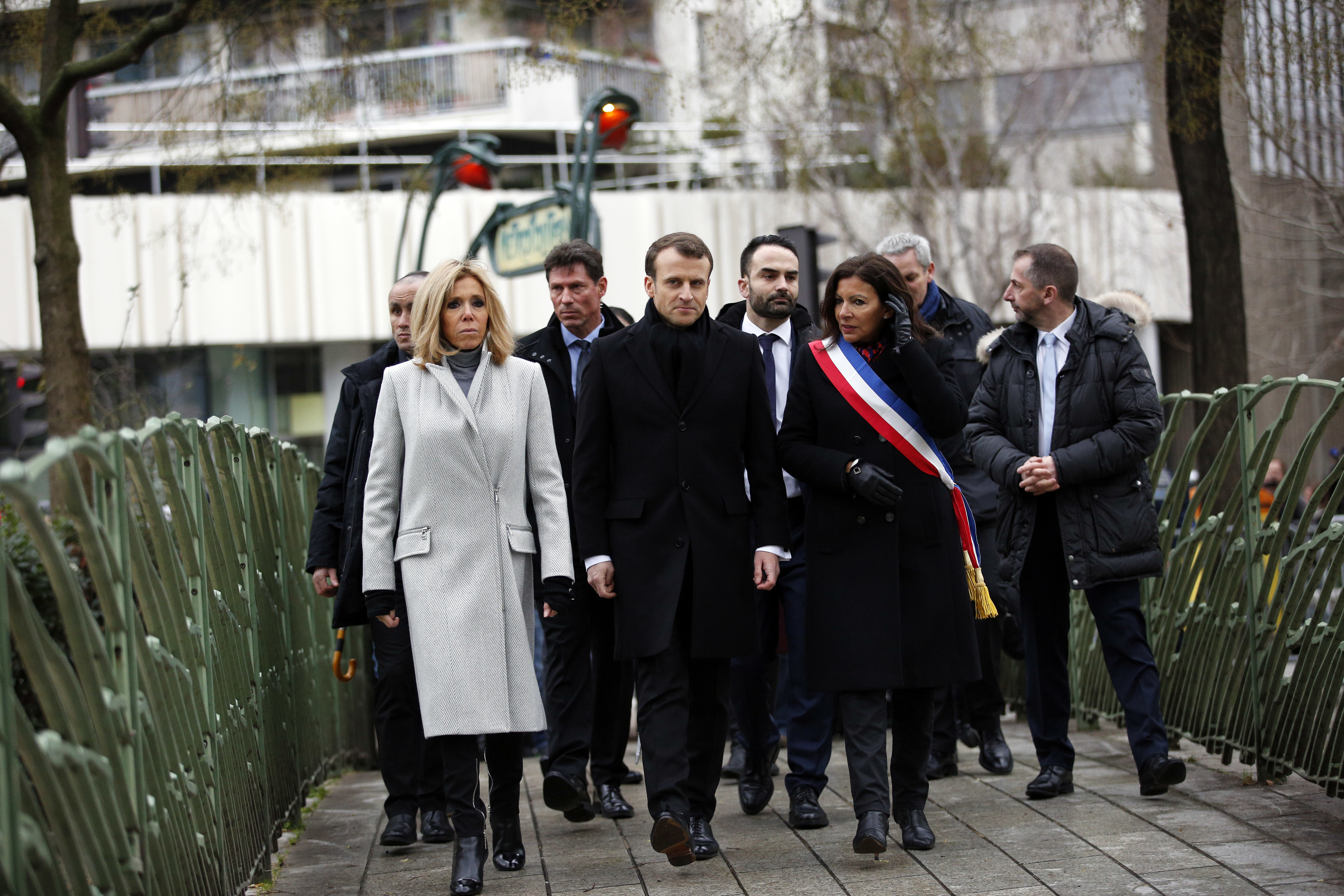 Макрон, съпругата му Бригит /вляво/ и кметът на Париж Ан Идалго /вдясно/ почетоха жертвите на атентатите