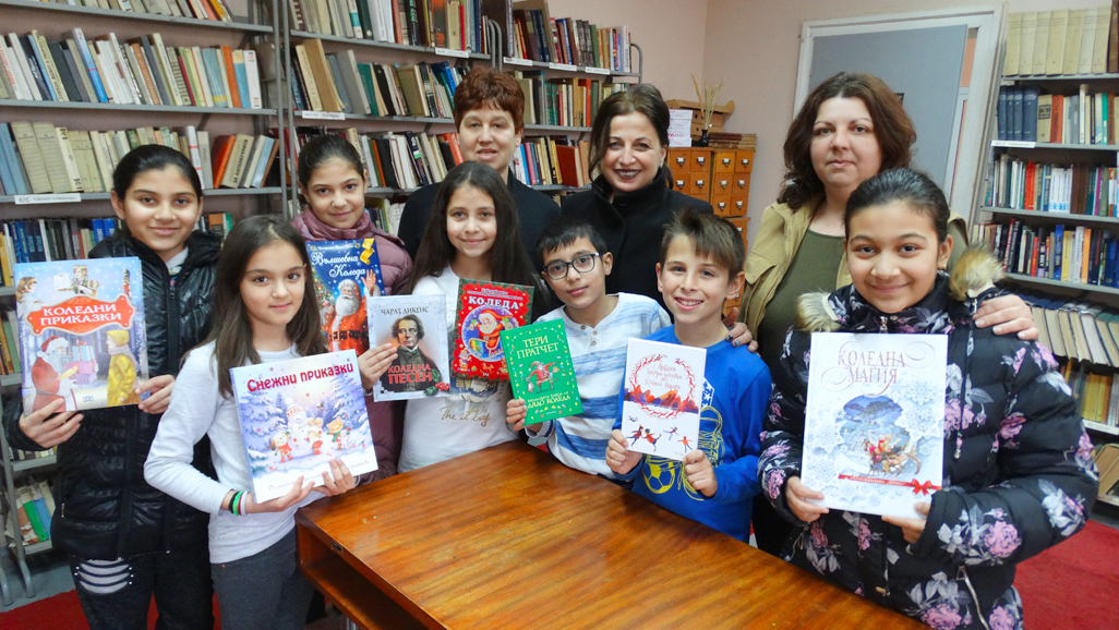 Ученици дариха нови книги на библиотеката в Луковит