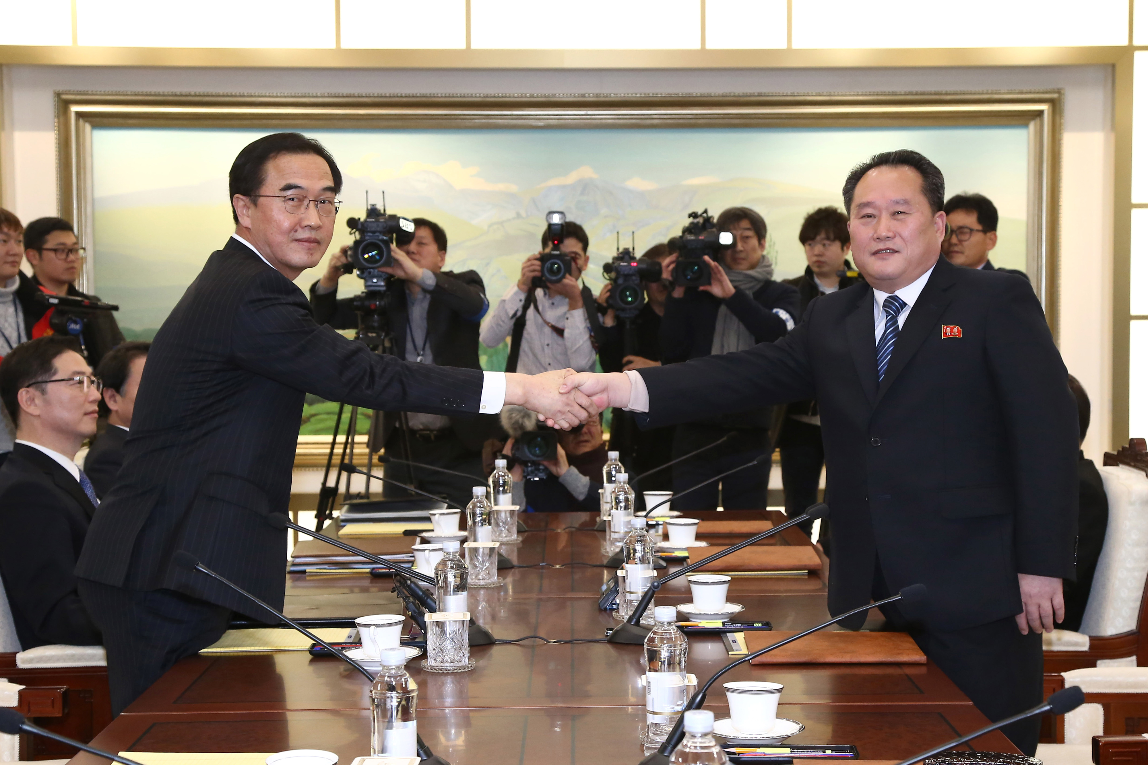 Първо официално ръкостискане на представители на двете Кореи от 2 години насам