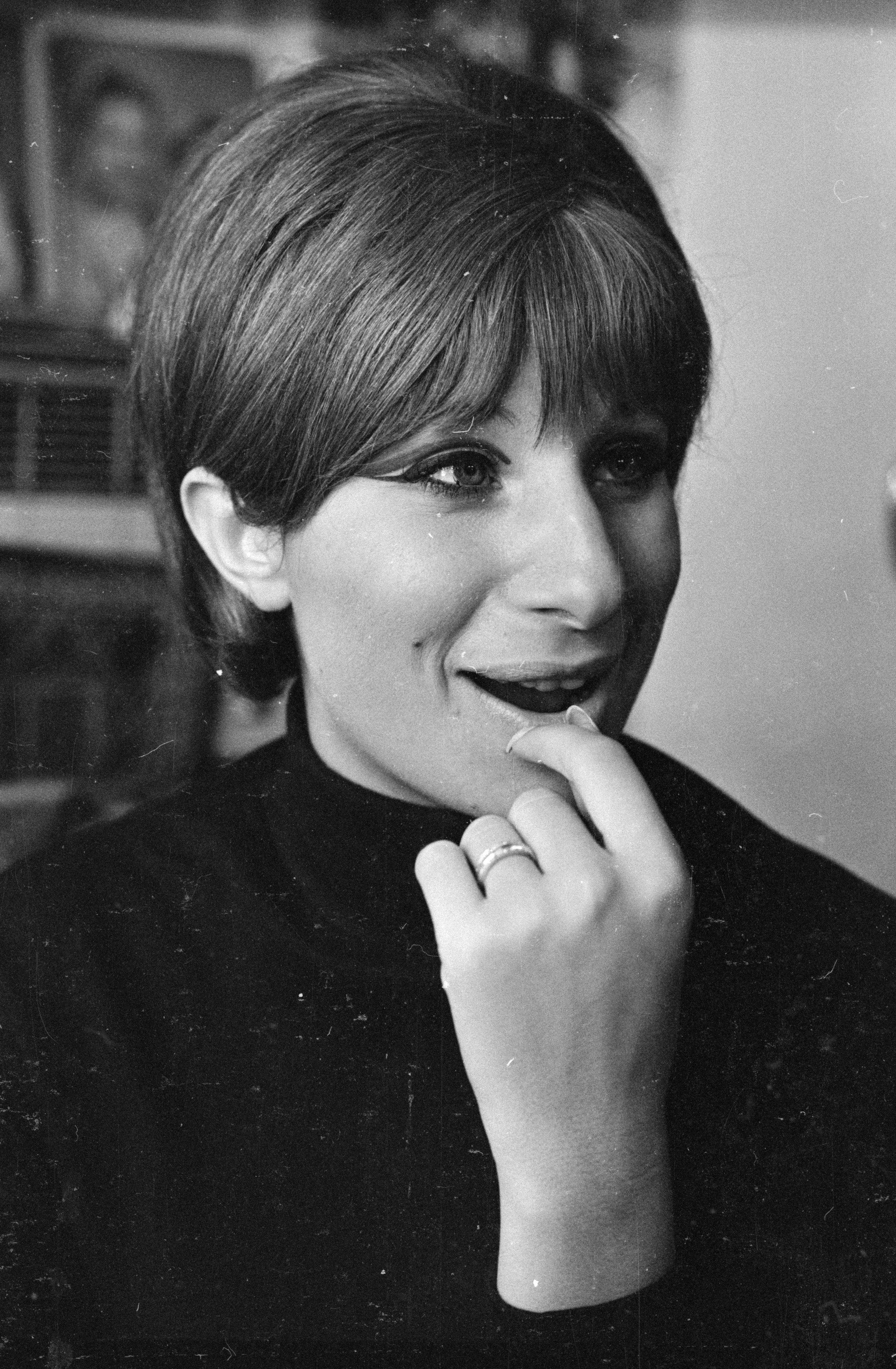 Барбара стрейзанд в молодости. Барбара стрейзенд слушать. Барбара стрейзанд. Барбара стрейзенд слушать. Барбара стрейзанд с короткой стрижкой.