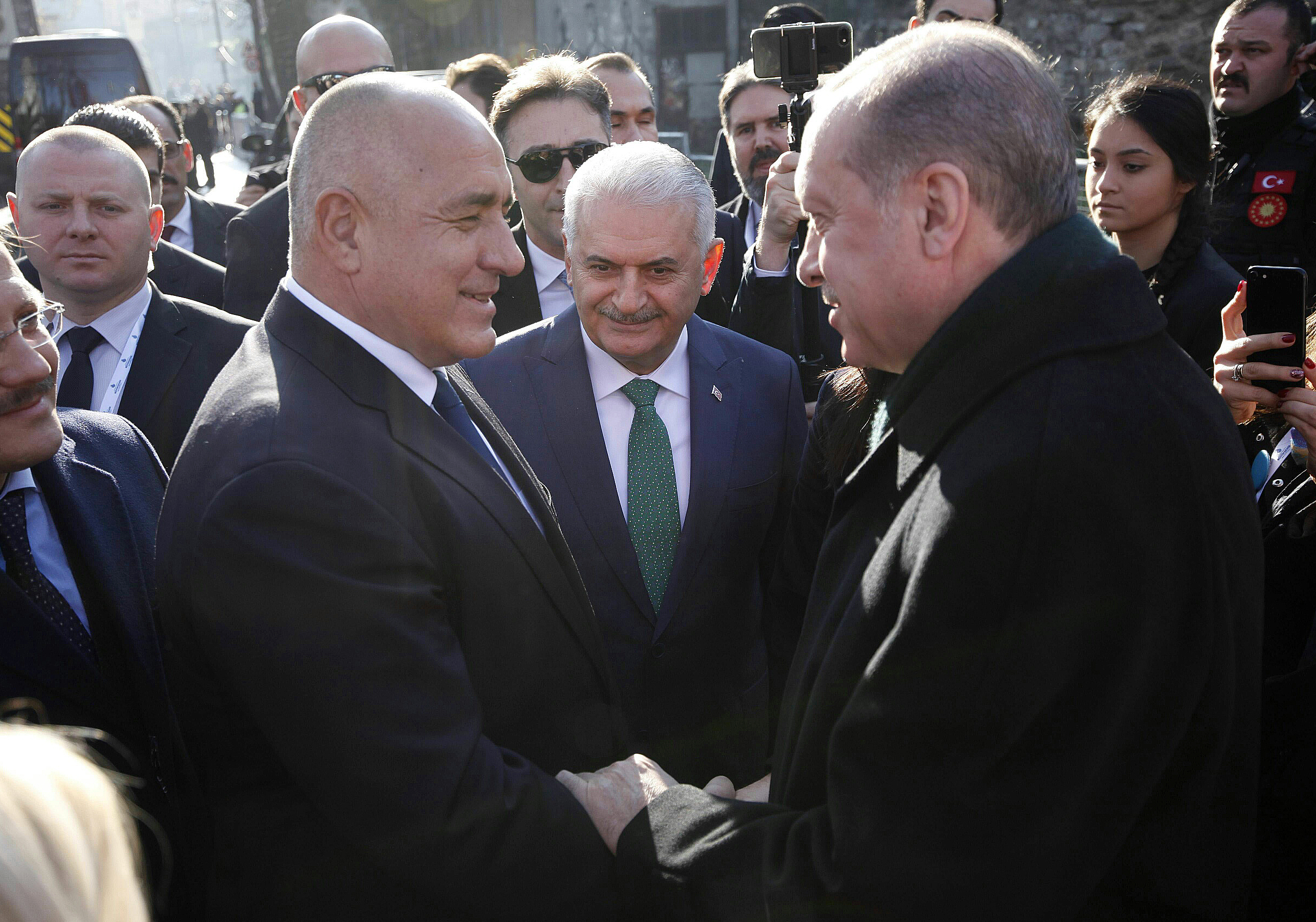 Реджеп Тайип Ердоган (дясно) и премиерите на България и Турция, Бойко Борисов (ляво) и Бинали Йълдъръм (средата) в Истанбул