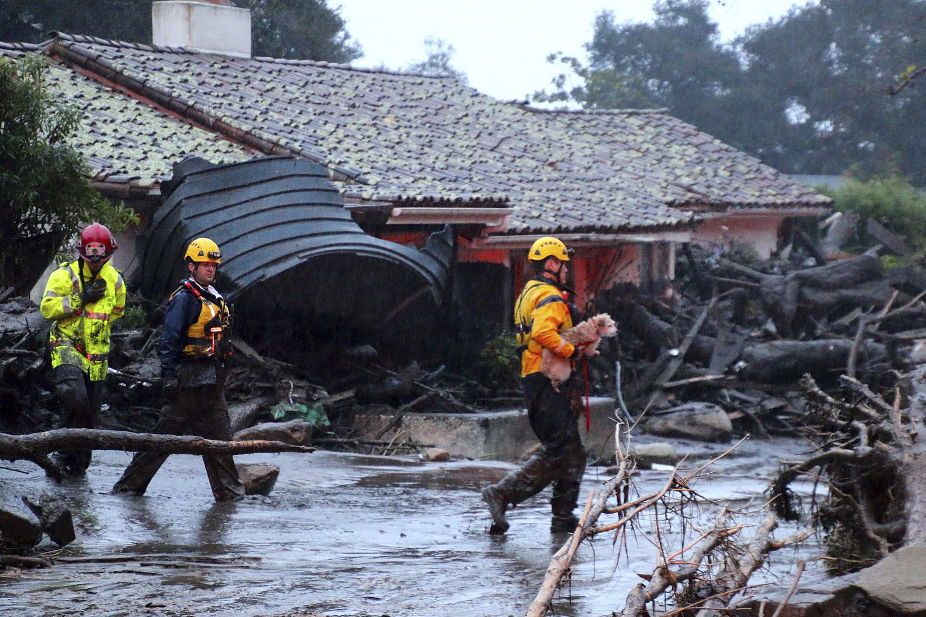 Спасителна операция в Монтесито след калните свлачища