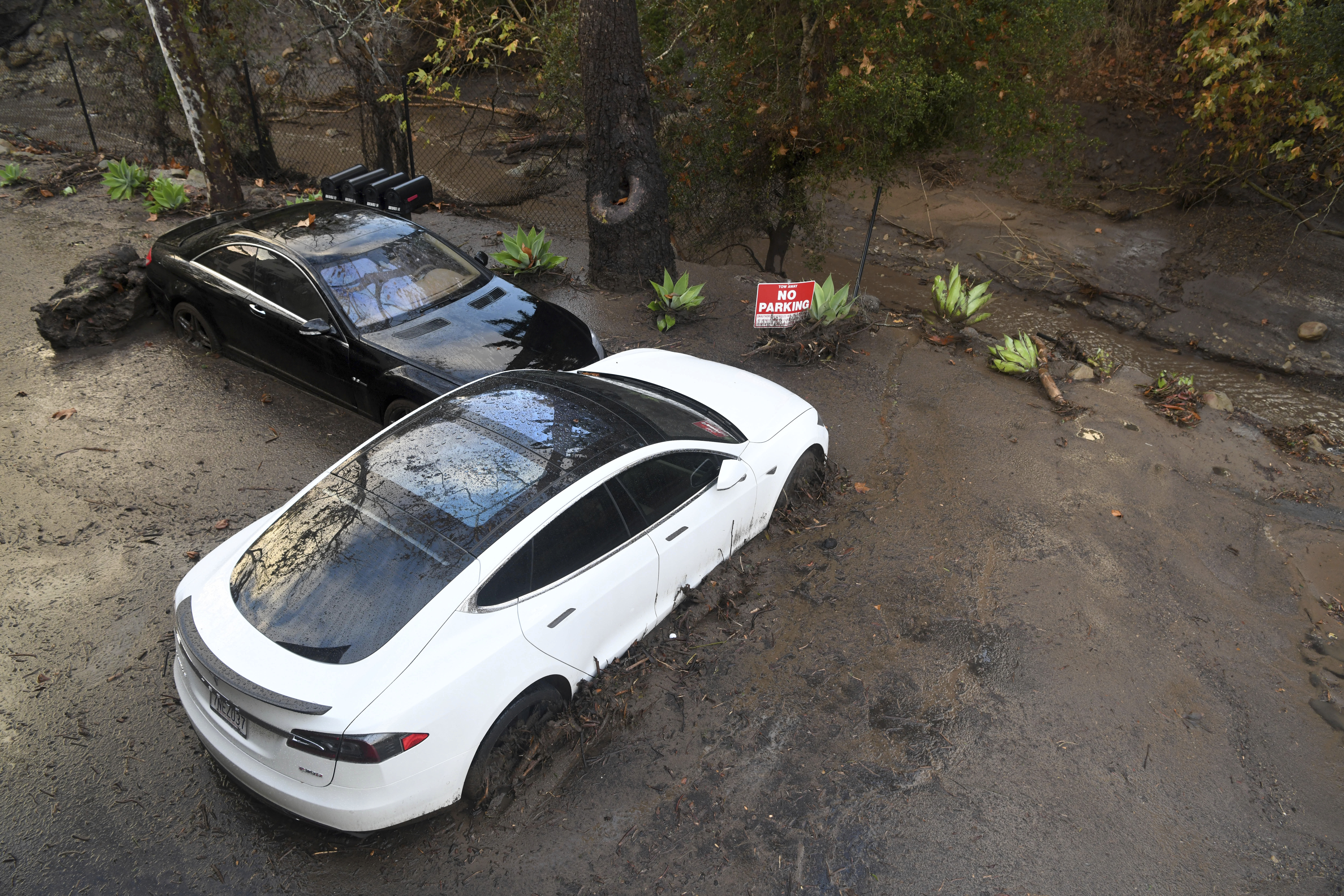 Принудително паркирали коли в калните свлачища край Монтесито, Калифорния