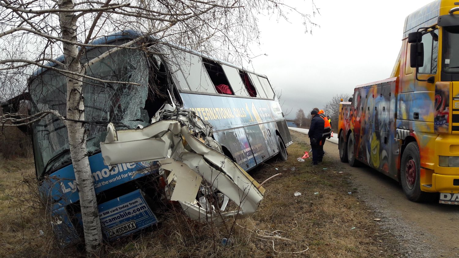 Шофьор на линейка загина при удар с автобус