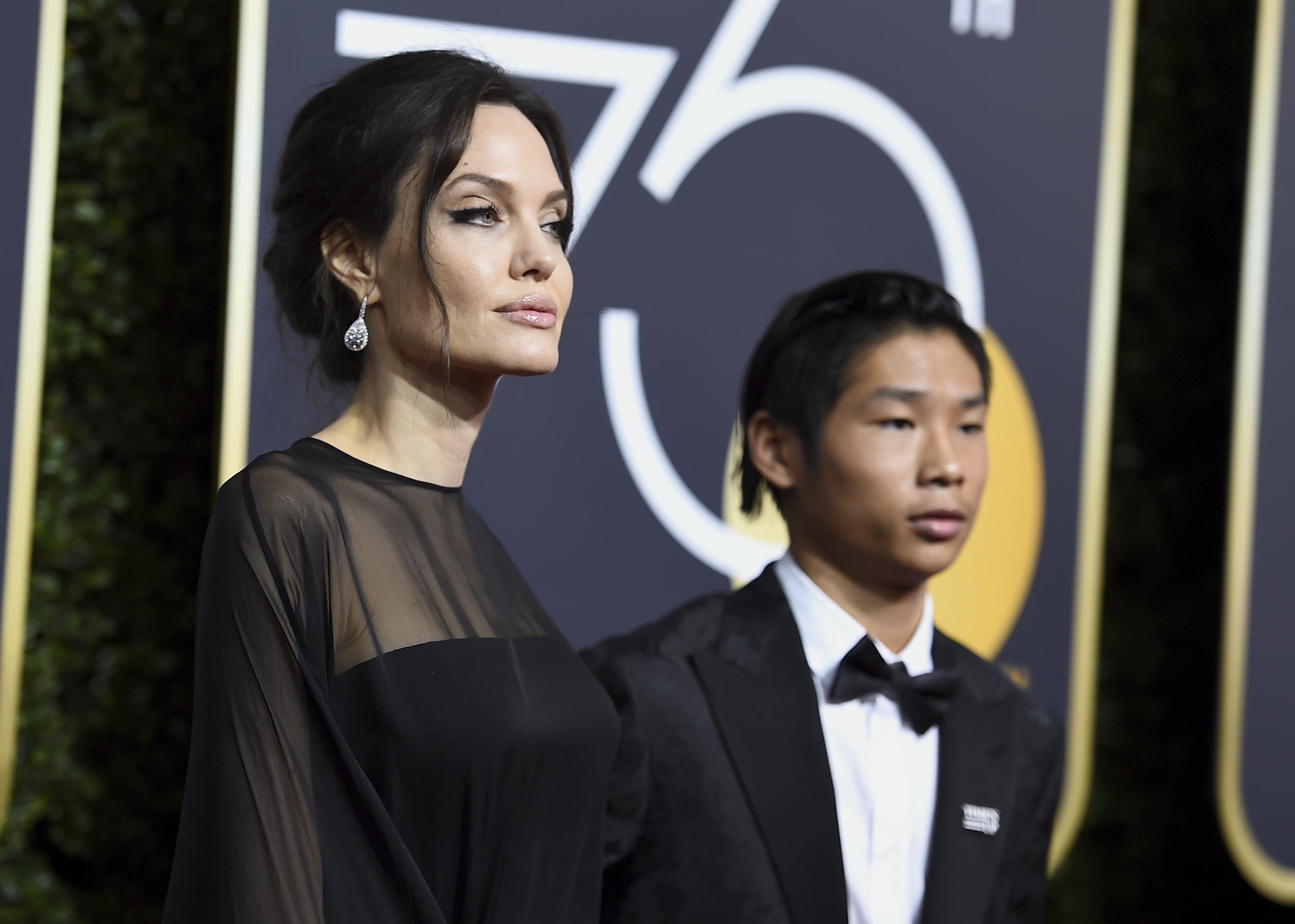 Анджелина Джоли на ”Златен глобус” със сина си Пакс
