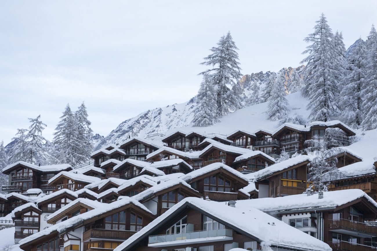 В Алпите натрупа тежък сняг