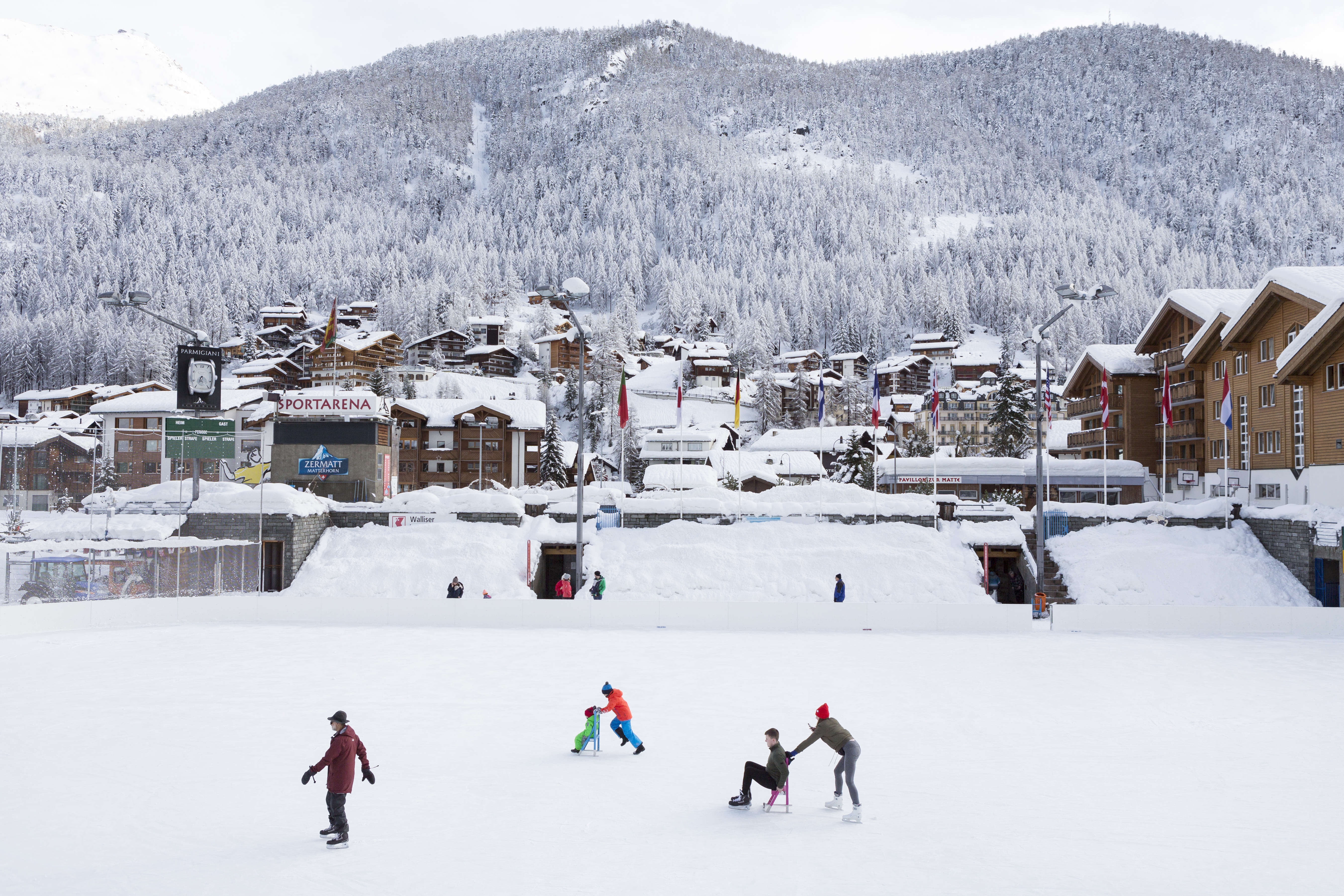 Курортът Цермат в Алпите е затрупан от сняг