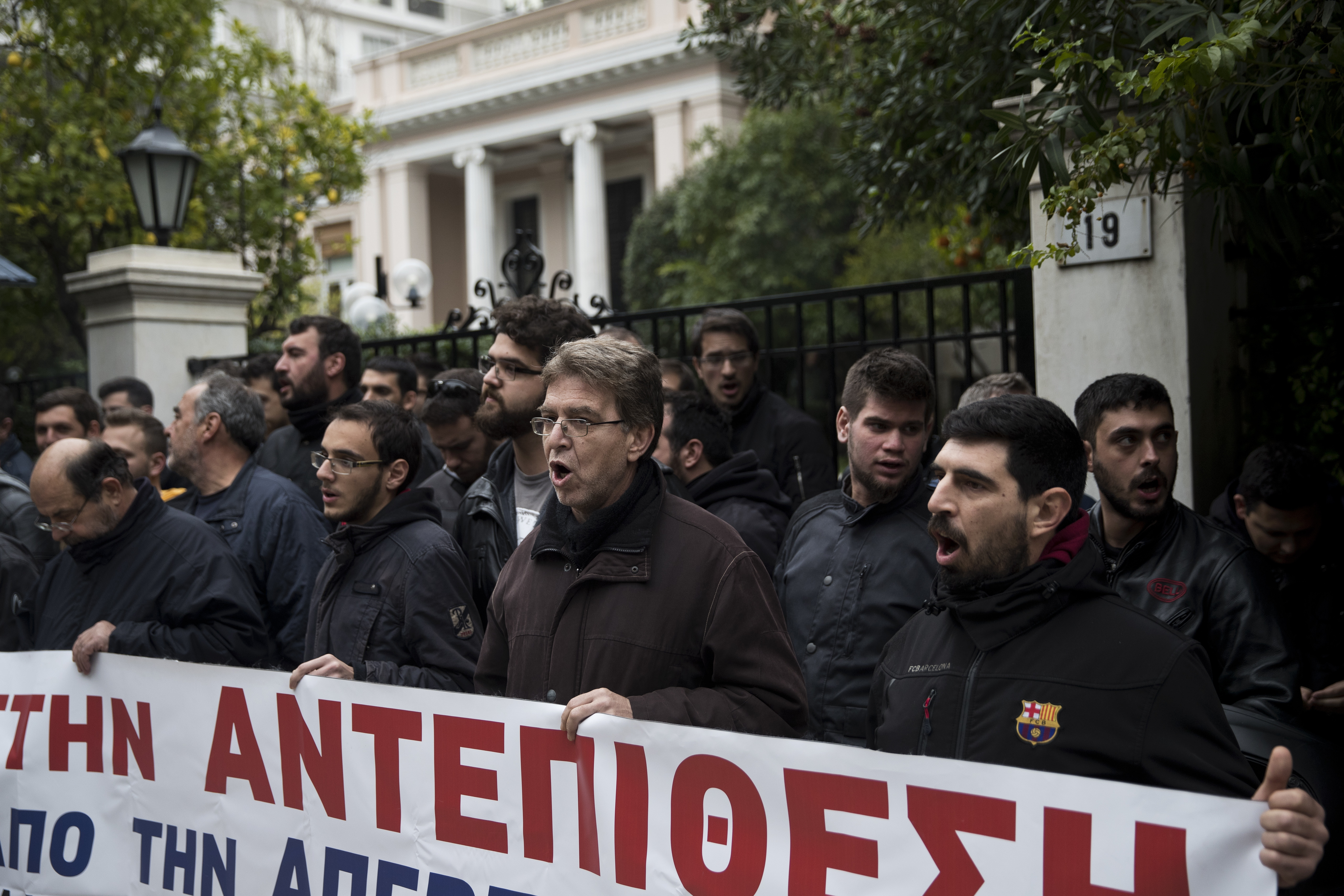 Демонстранти против мерките за икономии в Гърция стигнаха до входа на резиденцията на премиера