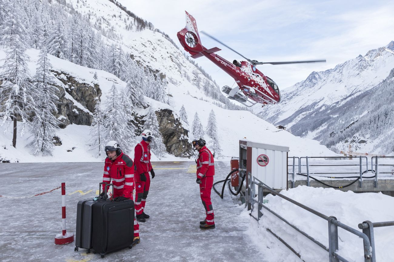 Трима скиори загинаха при лавини в Алпите