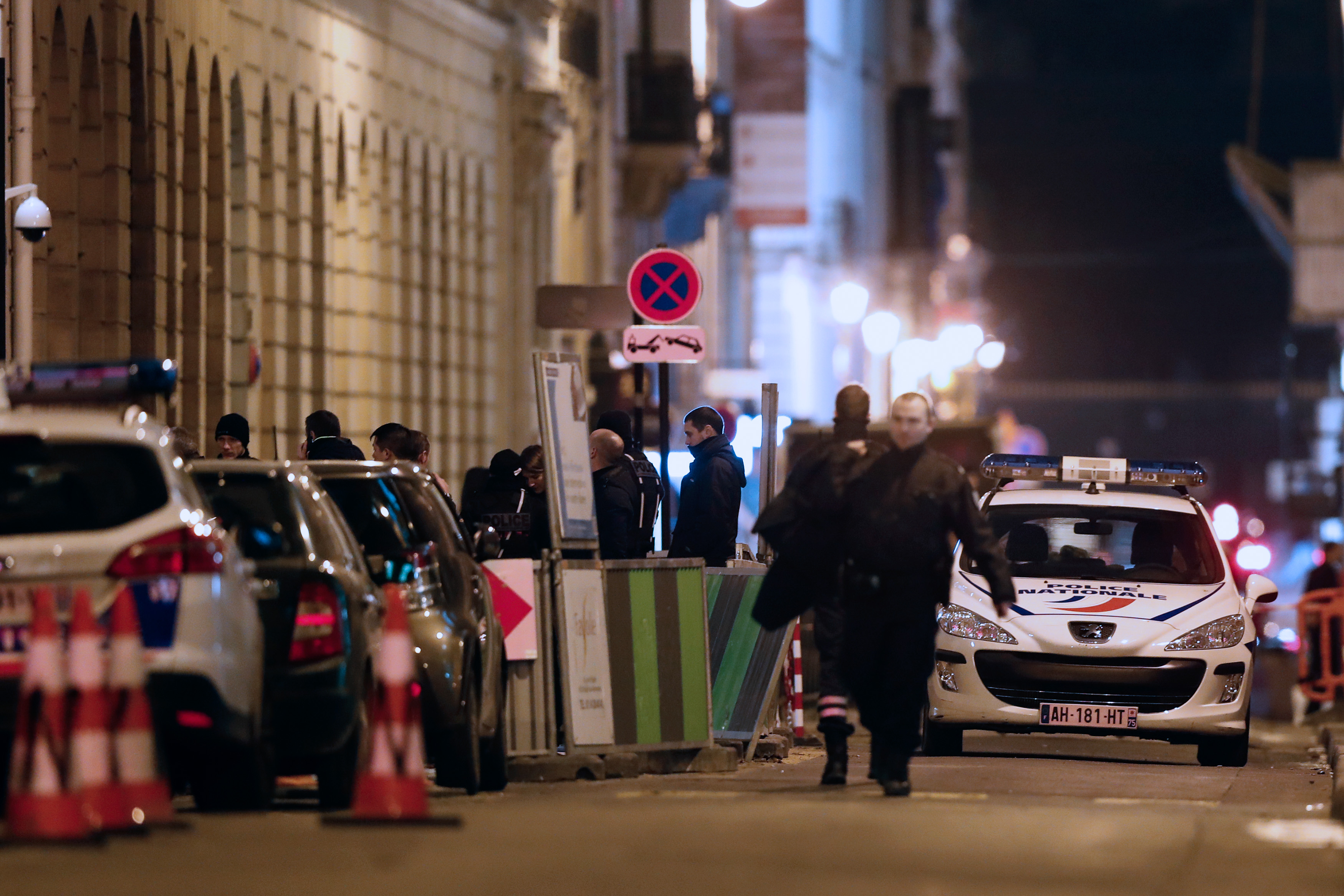 Крадци с брадви ограбиха магазин с бижута в парижкия Риц