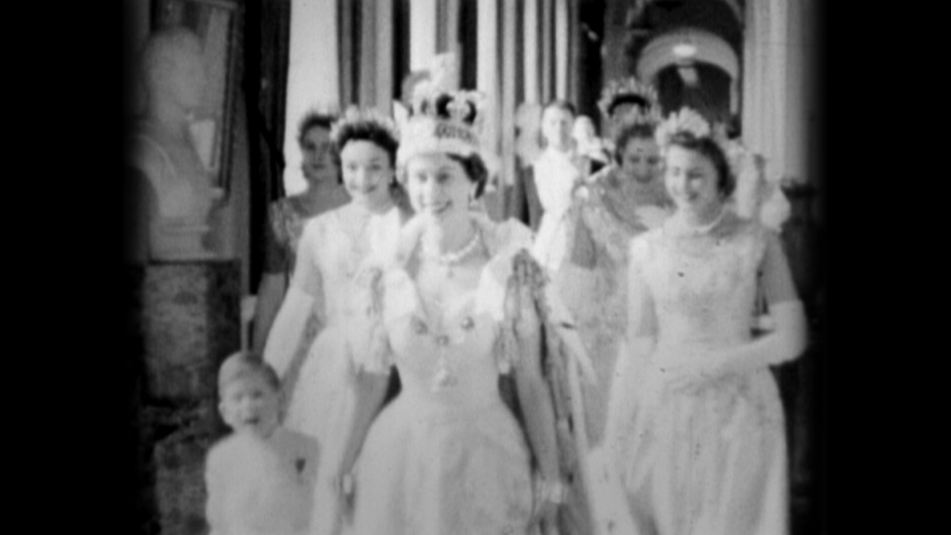 Елизабет II и принц Чарлз на честването на деня на коронацията на Елизабет II през 1957 г.