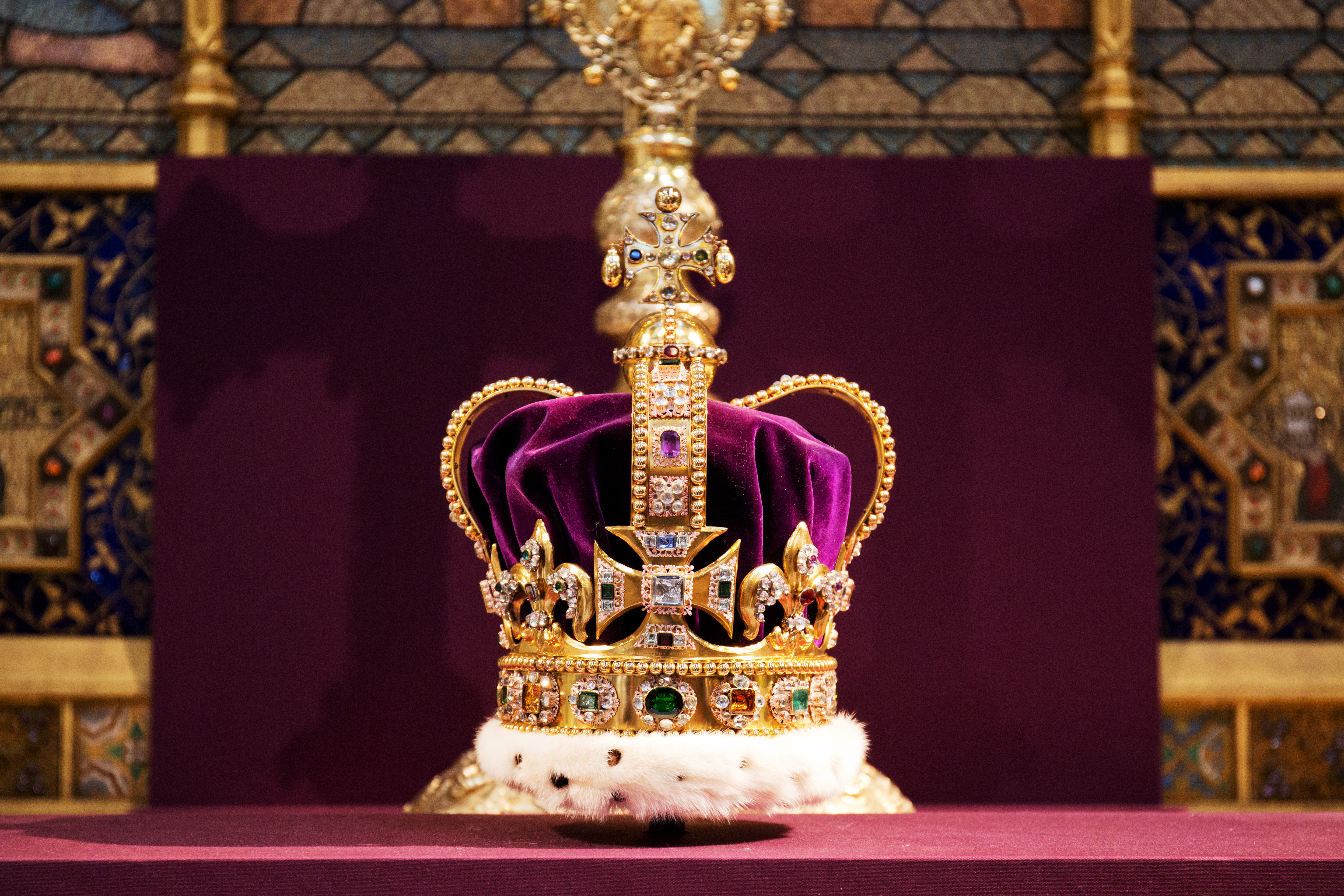 Короната на Св. Едуард, която Елизабет II е носила в деня на коронацията си