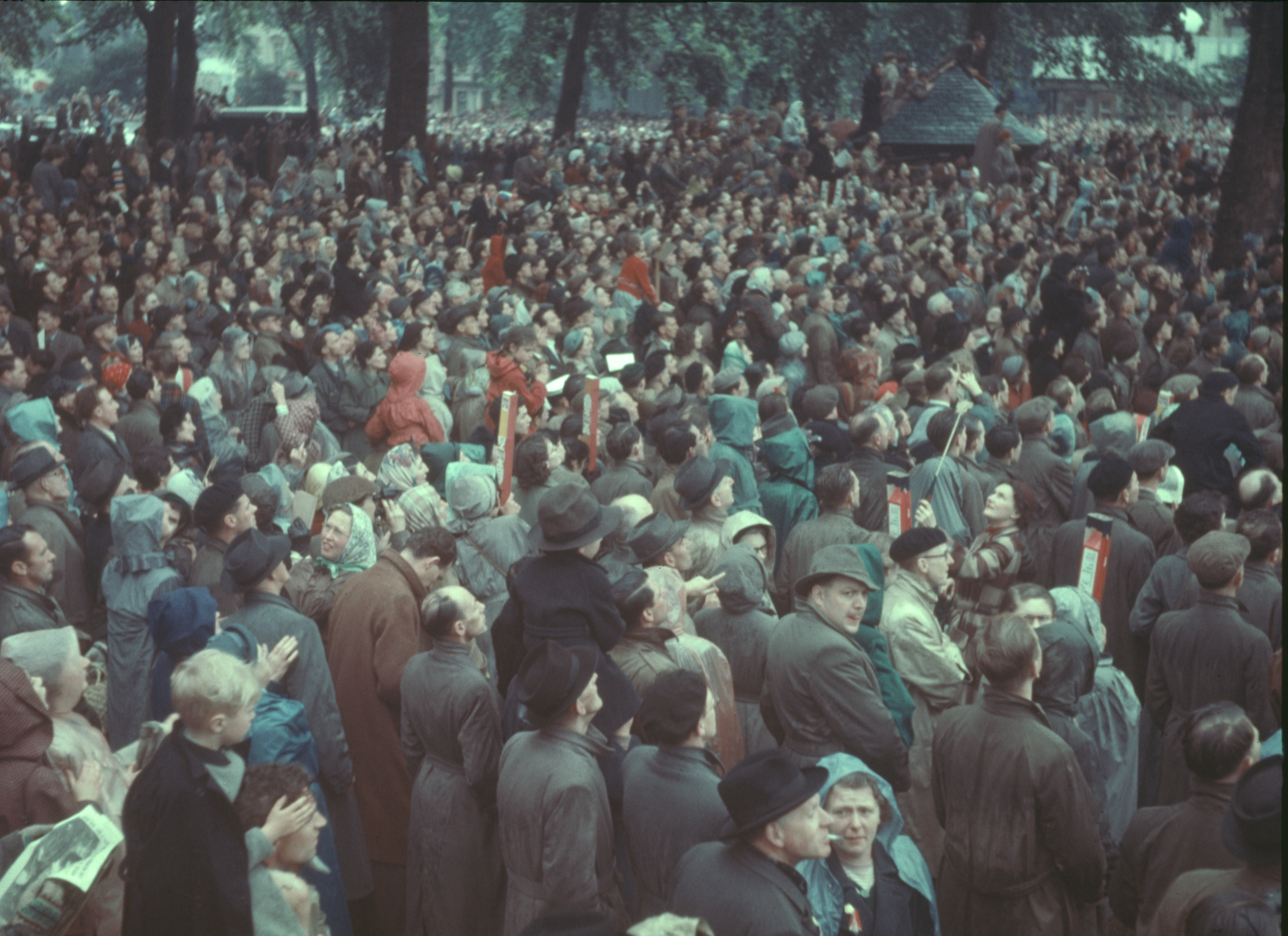 Тълпата в деня на коронацията на Елизабет II