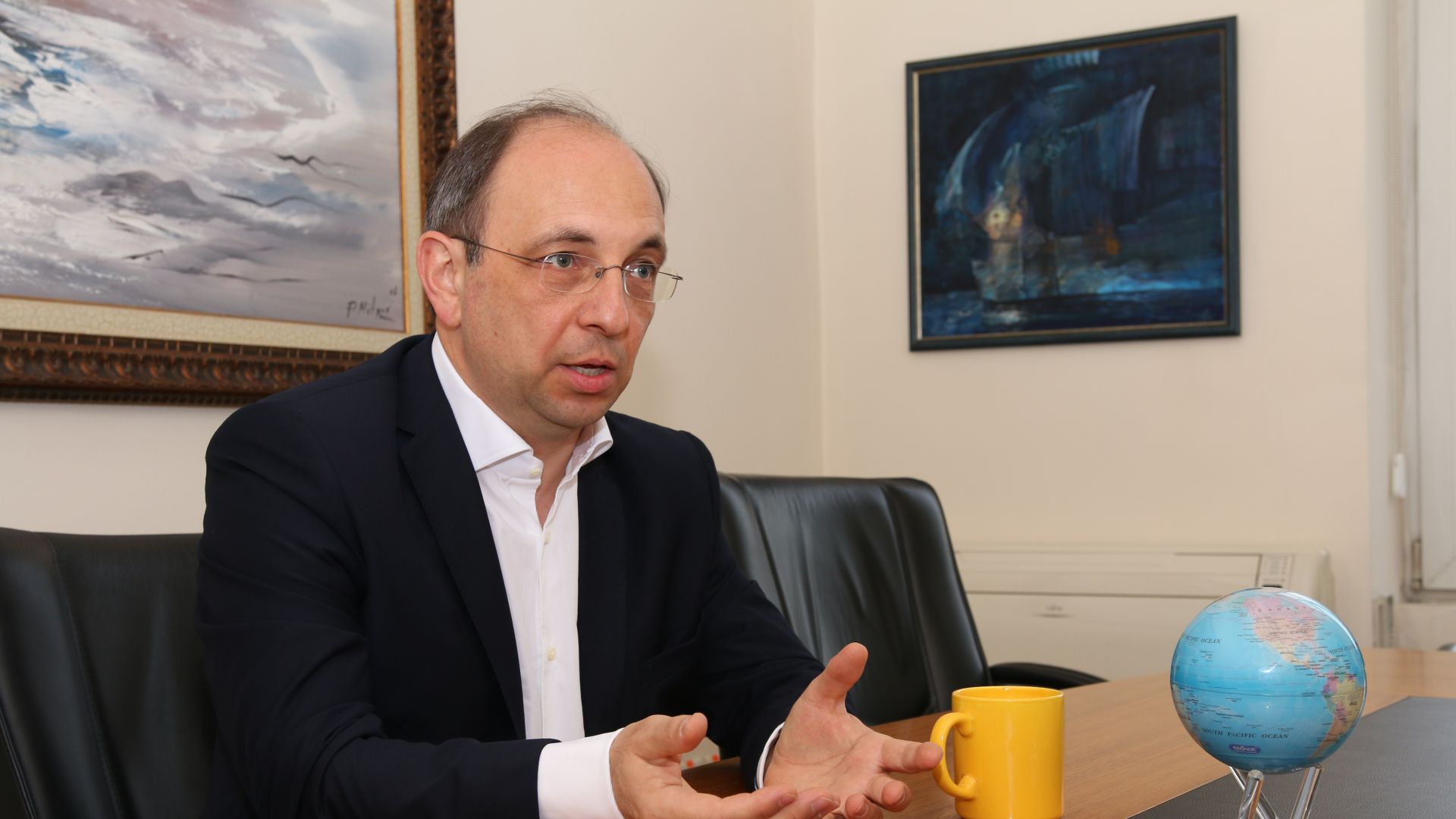 Господин Василев темата за приемането на еврото е една