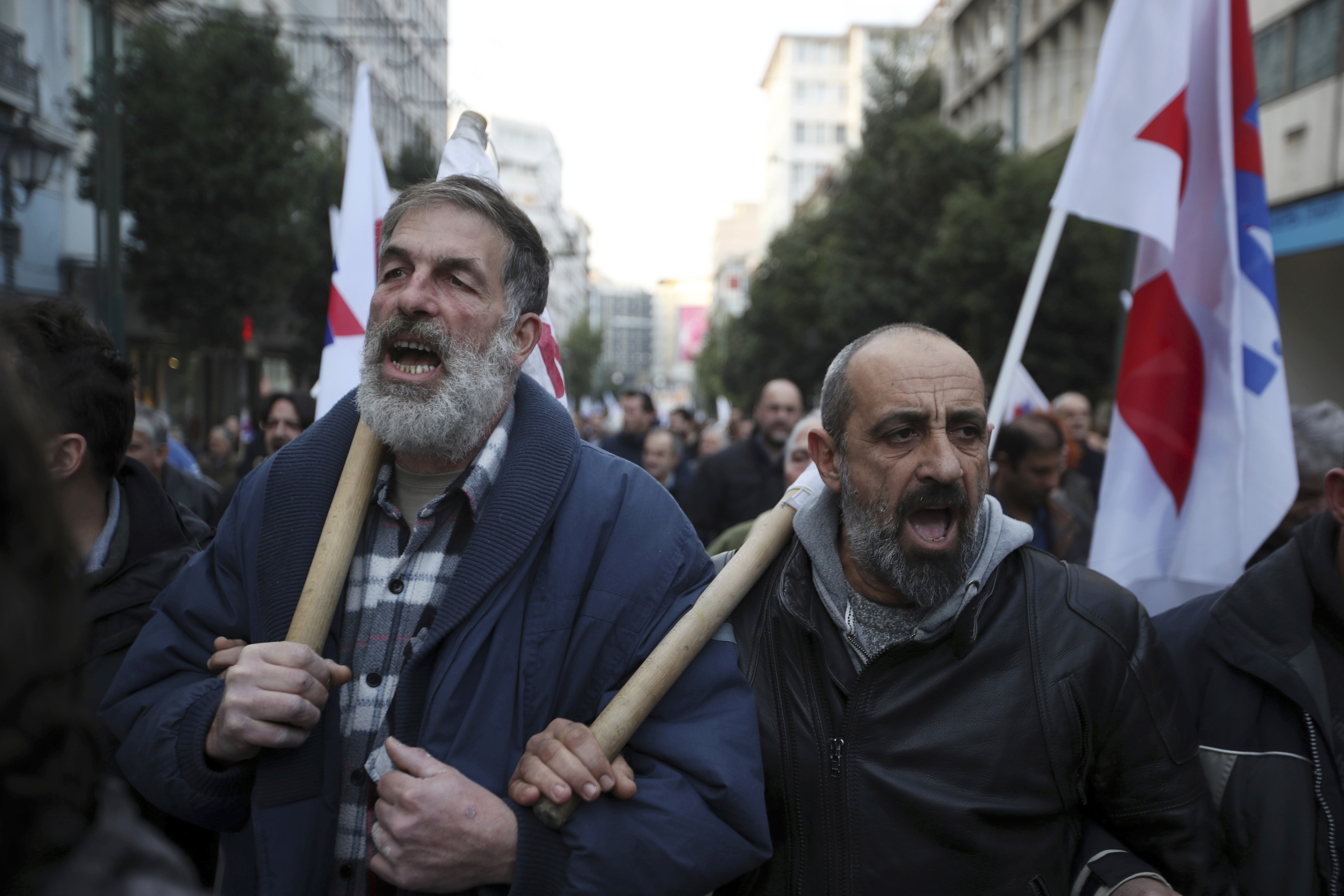 Гърците често протестират срещу намаляването на пенсии и заплати