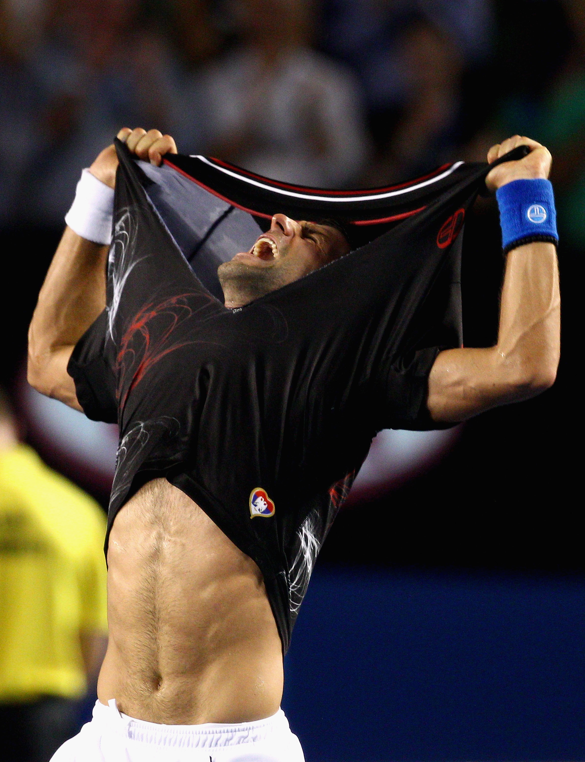 Новак Джокович разкъсва тениската си след триумфа през 2012-а