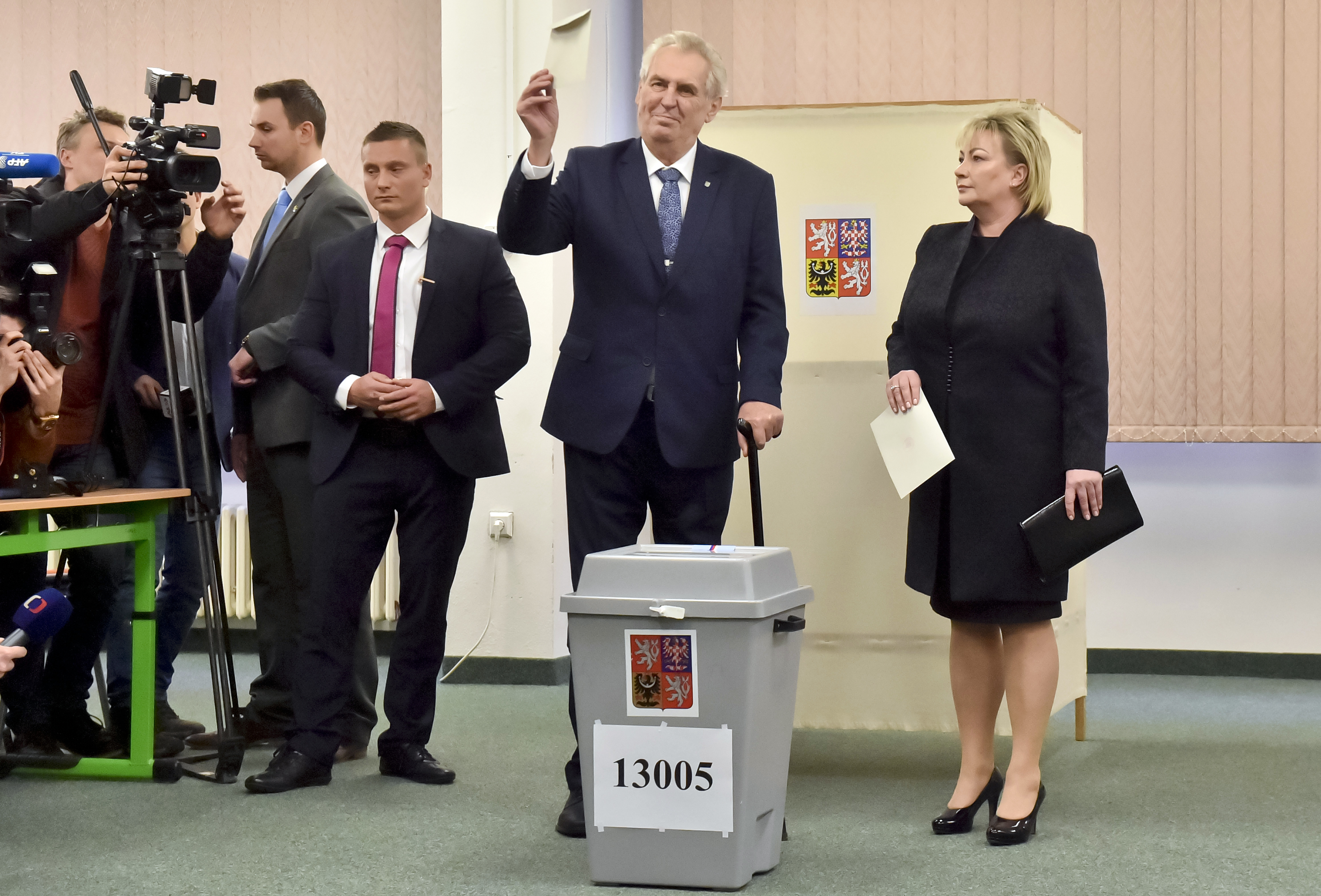 Земан спечели първия тур на изборите в Чехия