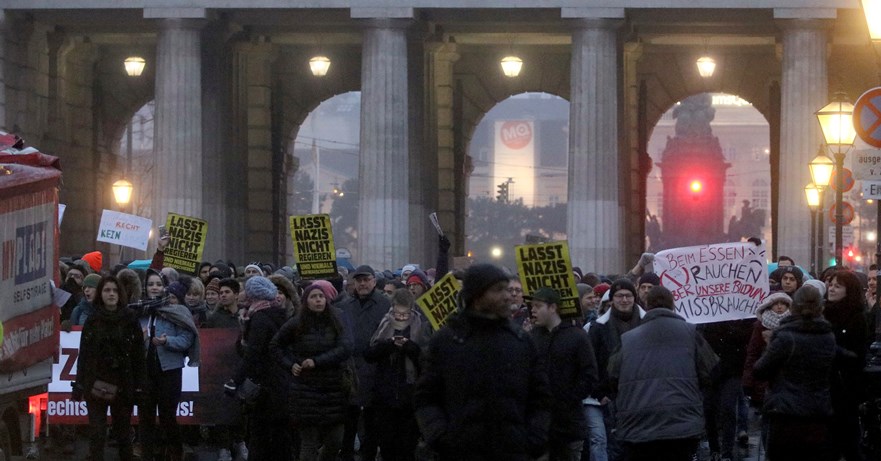 Най-малко 20 000 души протестираха във Виена срещу управляващата коалиция