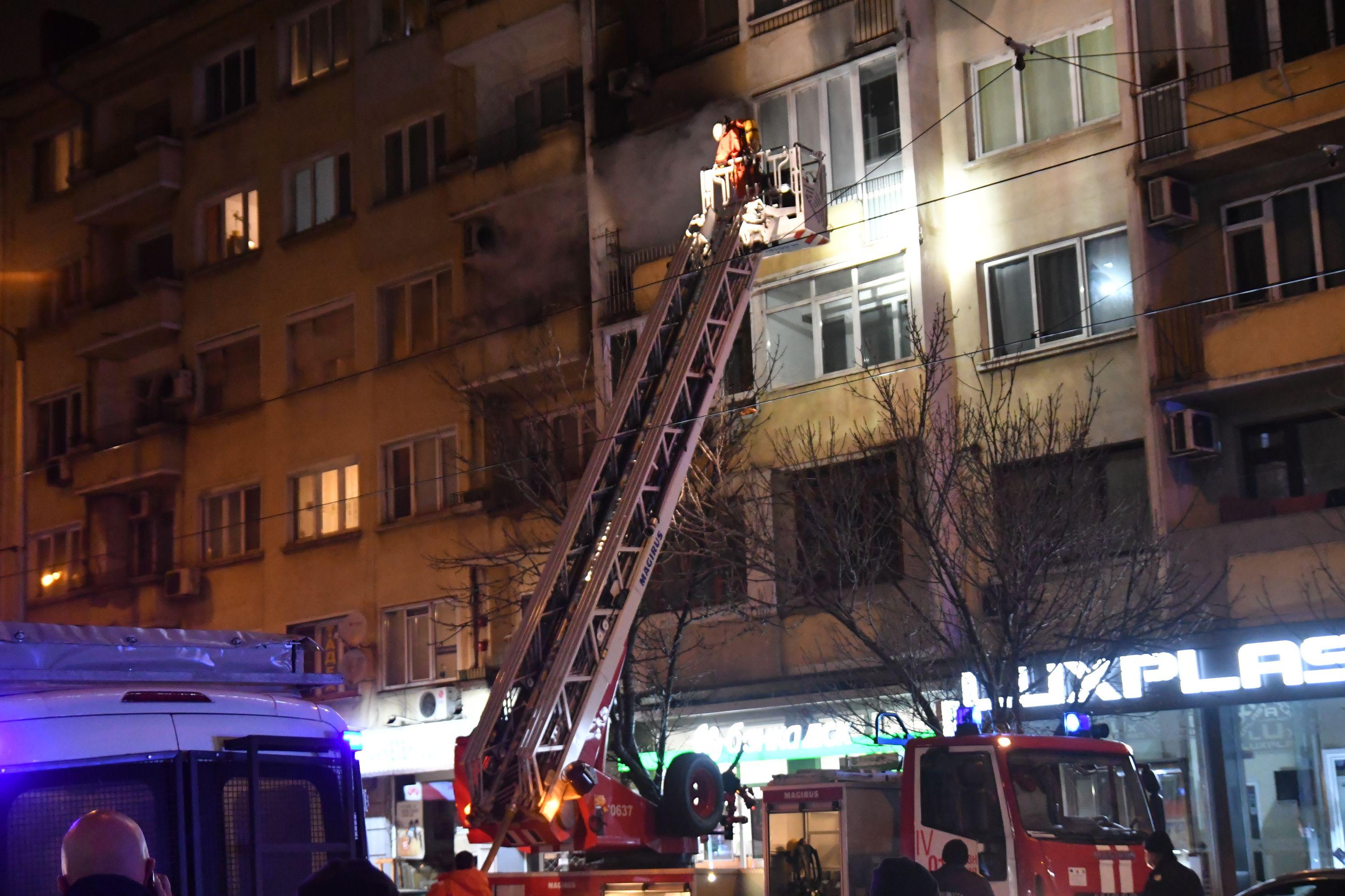 Трима в болница след пожар в центъра на София