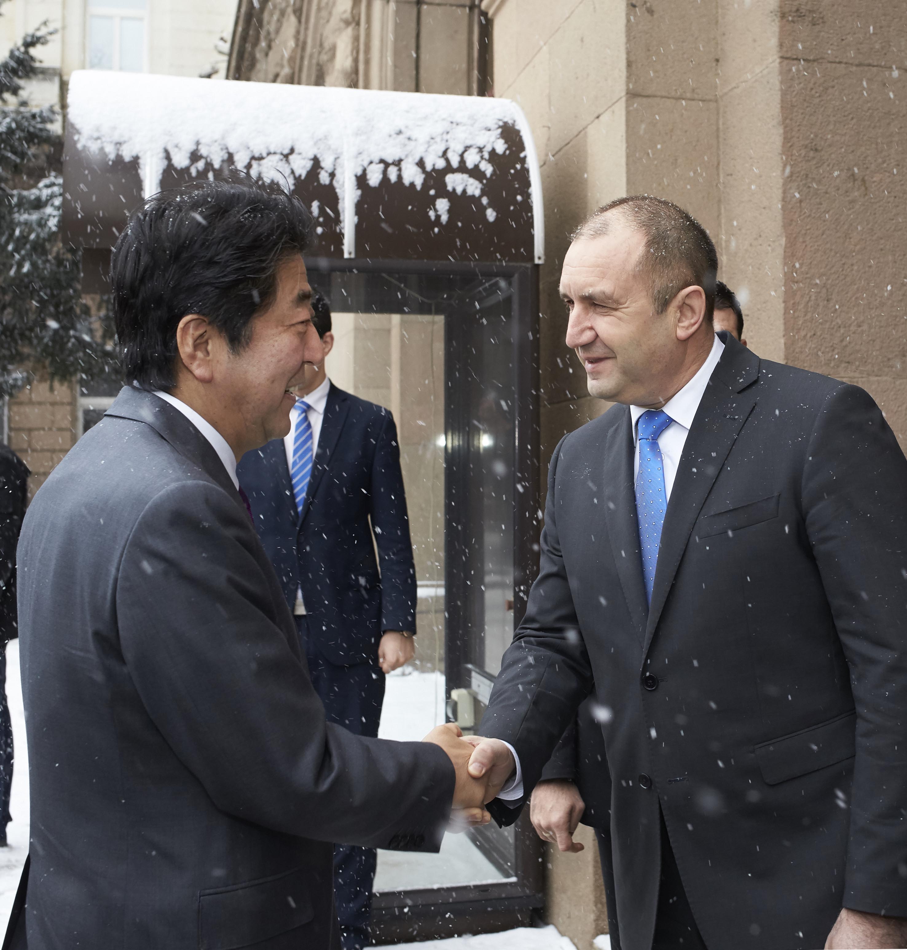 Япония подкрепя обединена Европа, заяви  Шиндзо Абе пред Румен Радев