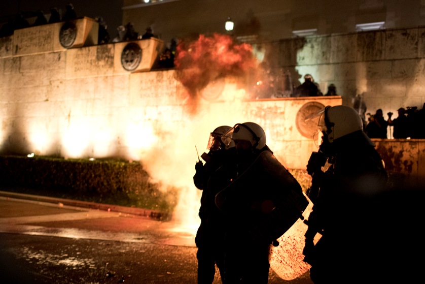 Сълзотворен газ срещу протестиращи в Атина (Снимки, Видео)