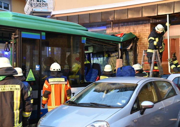 Катастрофа с училищен автобус в Германия, десетки са ранени