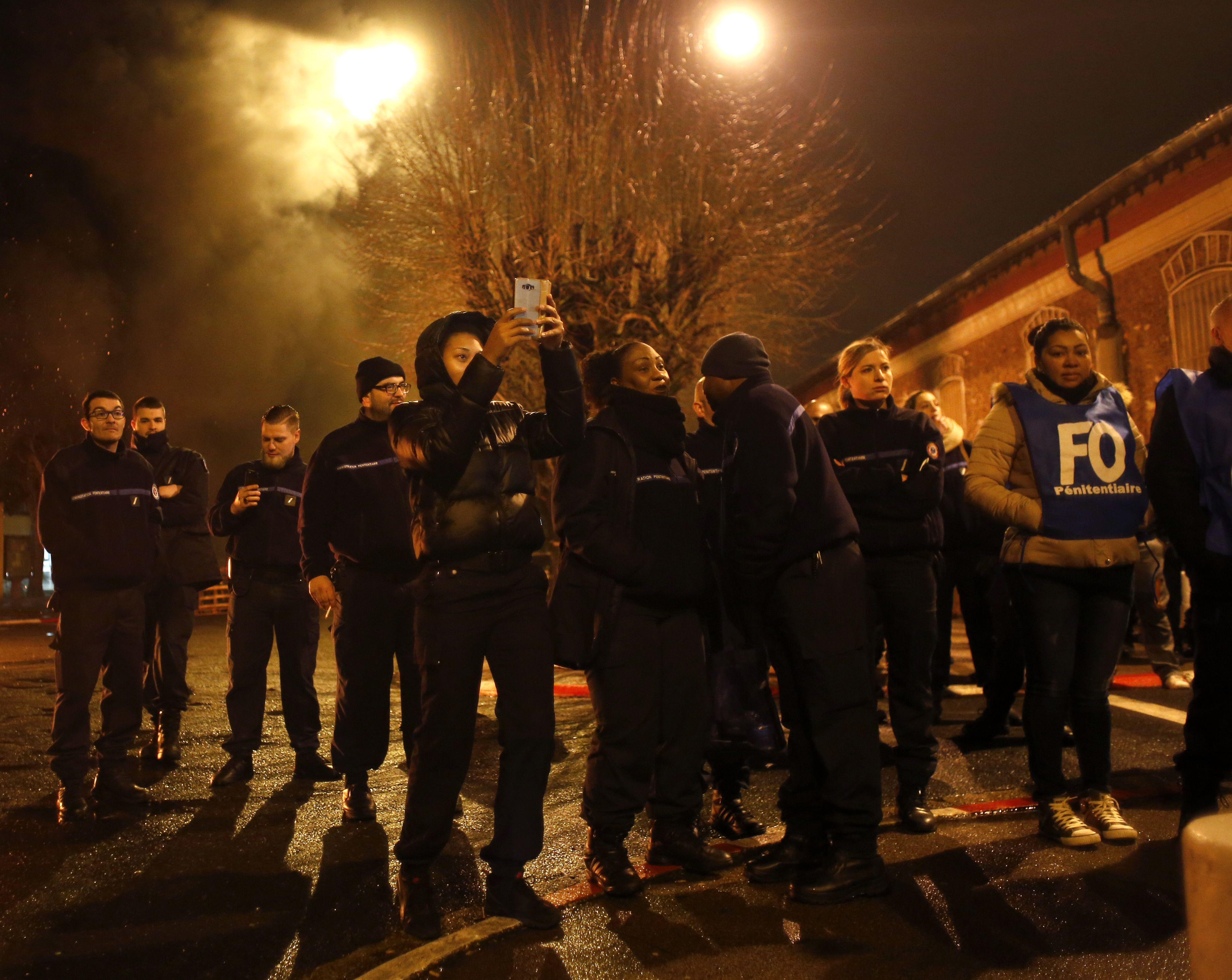 Бунт във френски затвори, надзирателите протестират