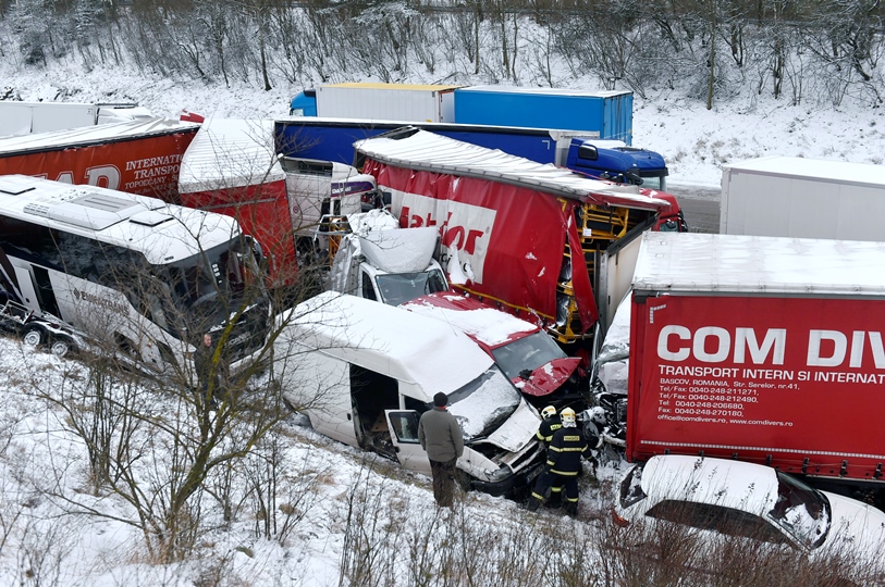 Снеговалежи затвориха магистрала и предизвикаха десетки катастрофи в Чехия