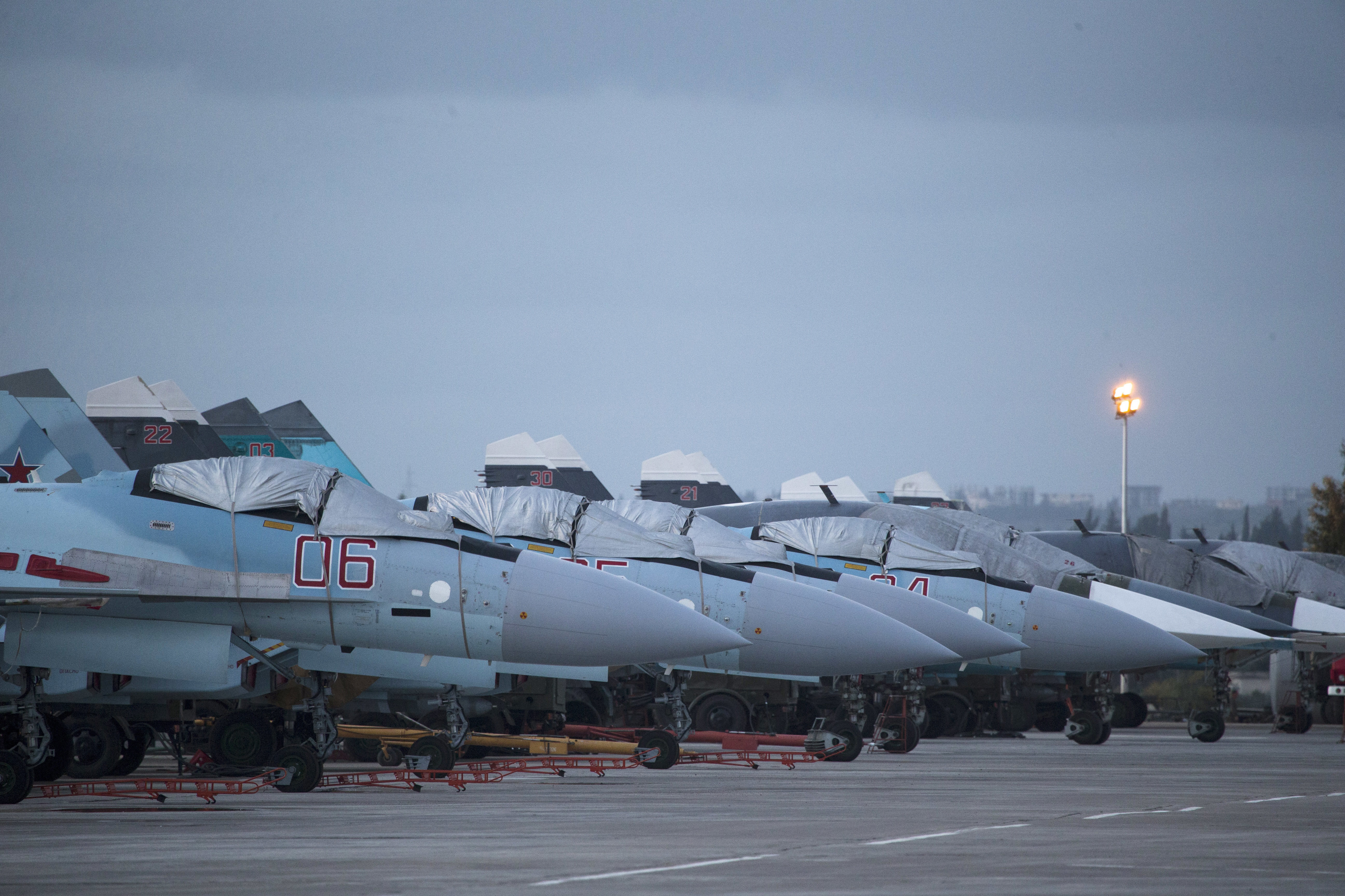 Руски изтребители С-27 и бомбардировачи Су-34 (вдясно) в базата Хммейм в Сирия
