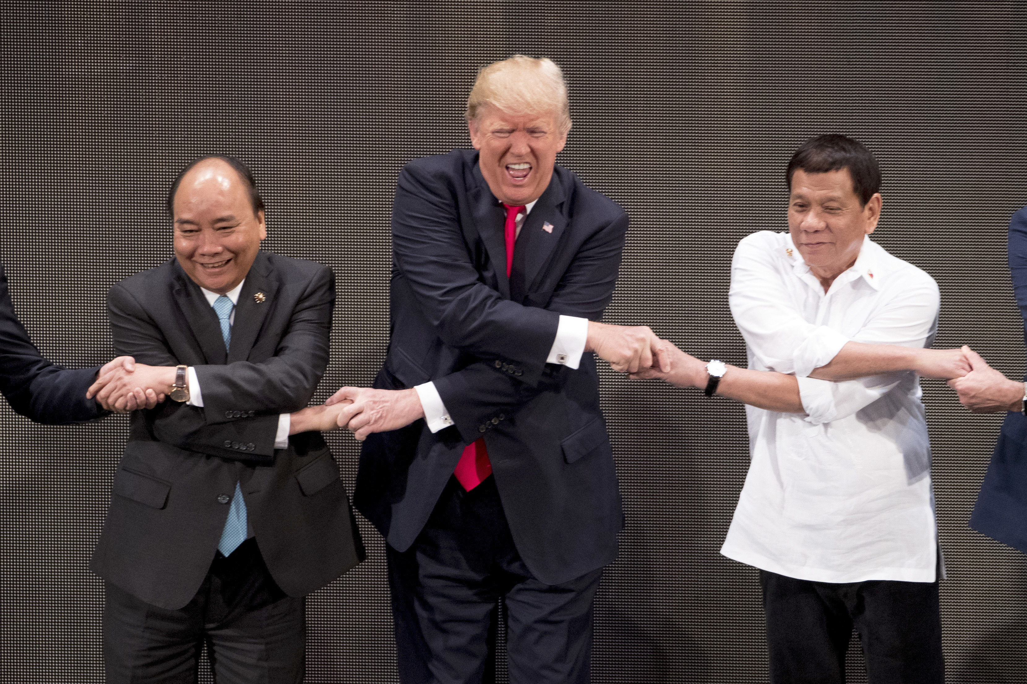 13 ноември 2017, среща на върха на АСЕАН: Тръмп между виетнамския и филипинския премиери Нгуен Суан Фук и Родриго Дутерте