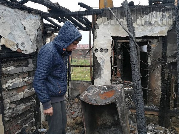 Пожар остави без дом вдовица с две деца