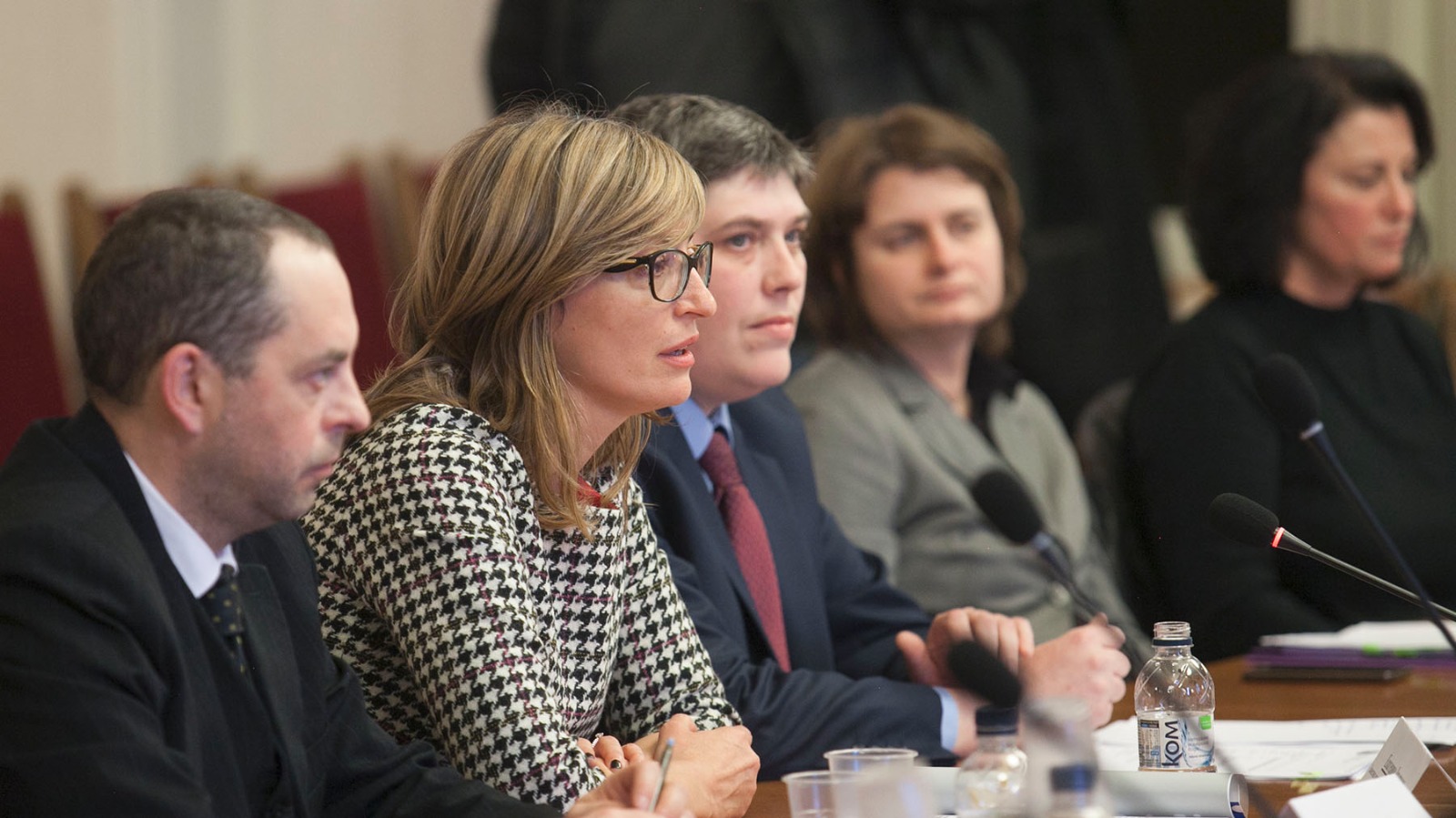 Министър Екатерина Захариева представи в НС Договора за приятелство с Македония