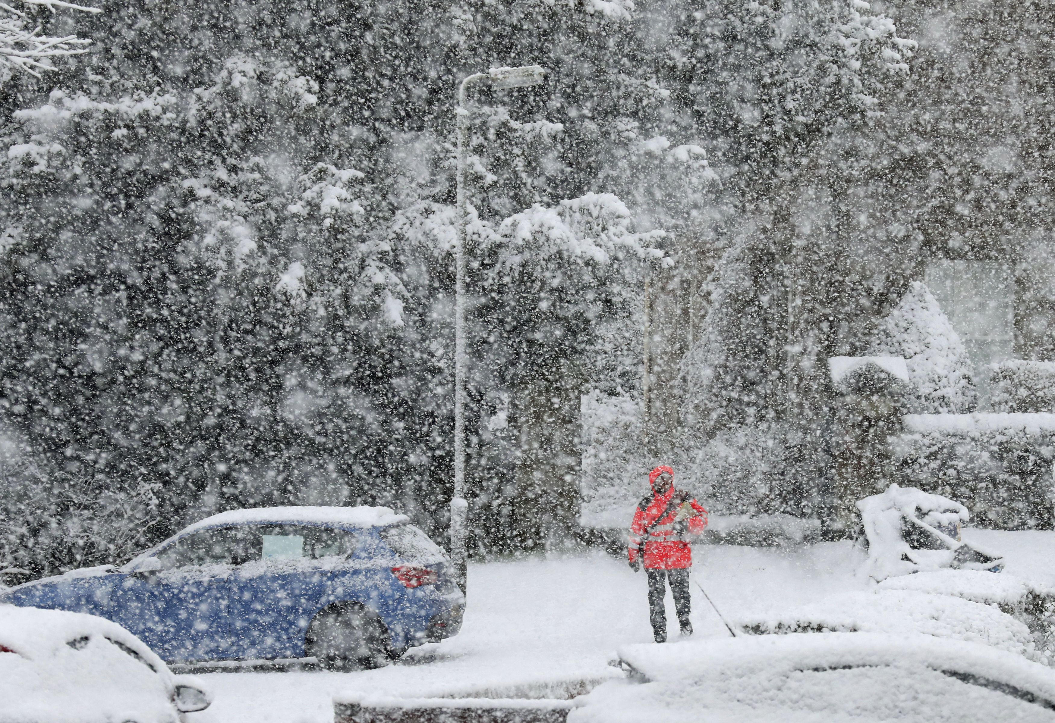 Снегът затвори синя и зелена зона в София