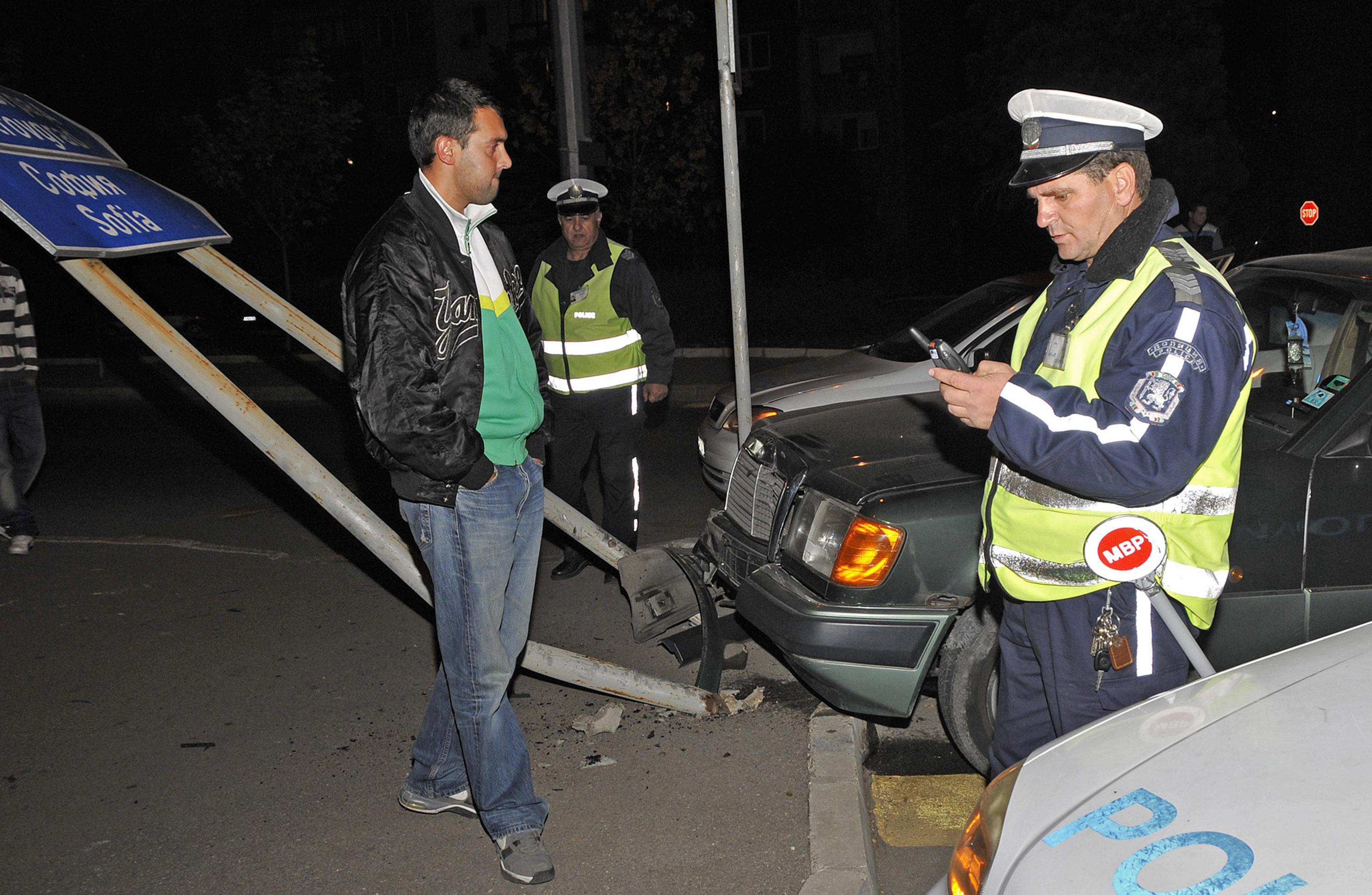 ККатаджиите дебнат за нарушители в началото на бул. „Александър Стамболийски“ след кръстовището с Коматевско шосе