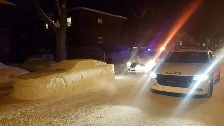 Зевзек разиграва пътни полицаи с кола от сняг