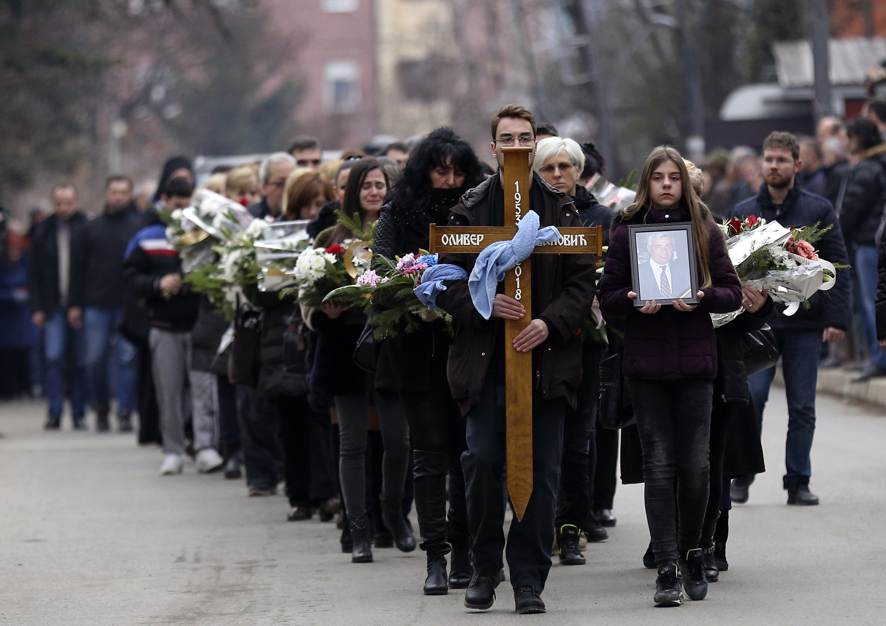 Стотици хора присъстваха на погребението на убития косовски сръбски политик Оливер Иванович