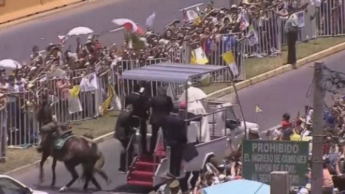 Папата спря конвоя си, за да помогне на полицай