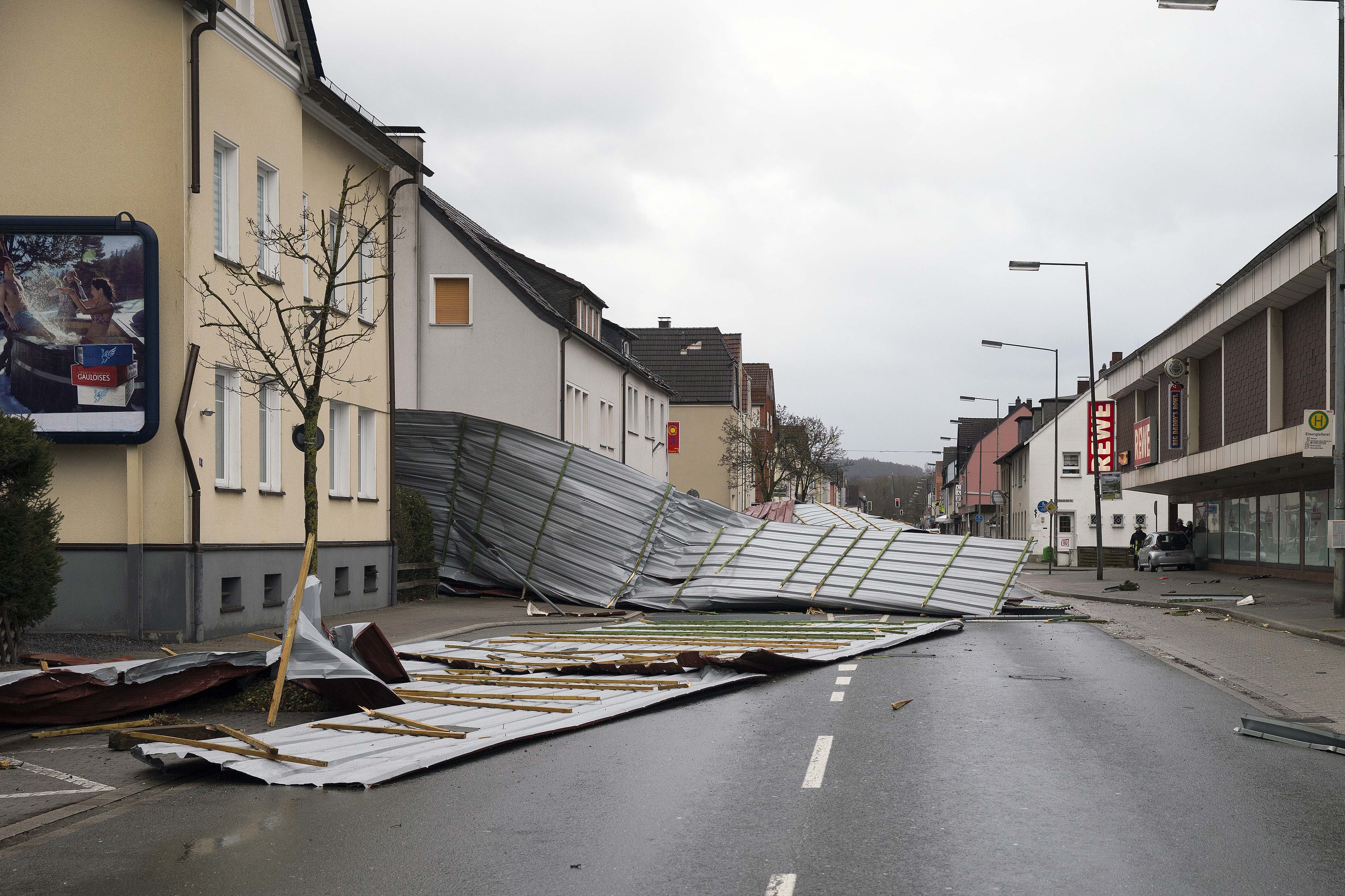 Съборен от бурята покрив на постройка в град Менден, Германия