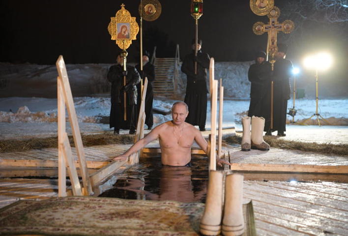 Путин влезе в ледено езеро за здраве на Богоявление