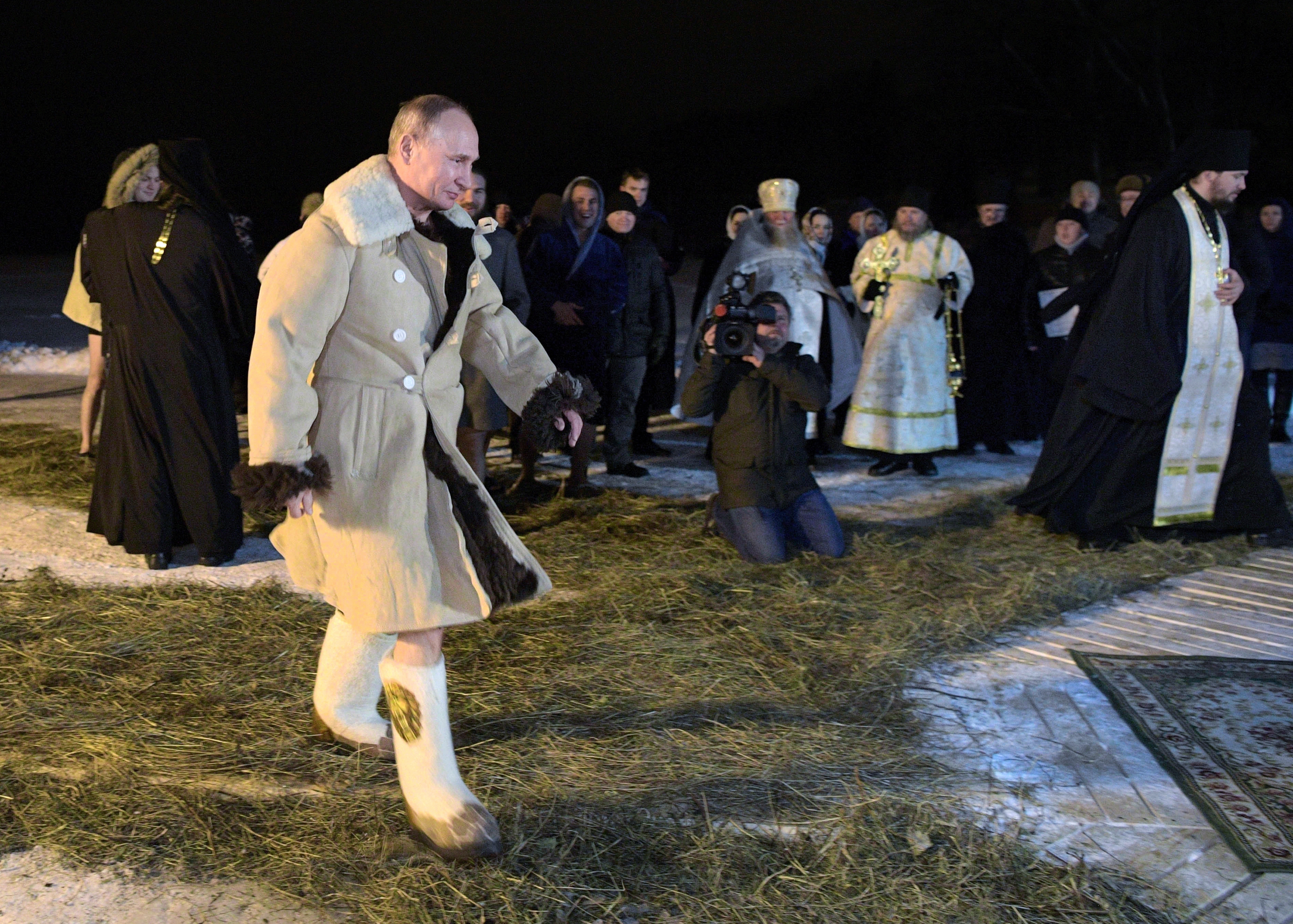 Владимир Путин влезе в ледено езеро за здраве на Богоявление