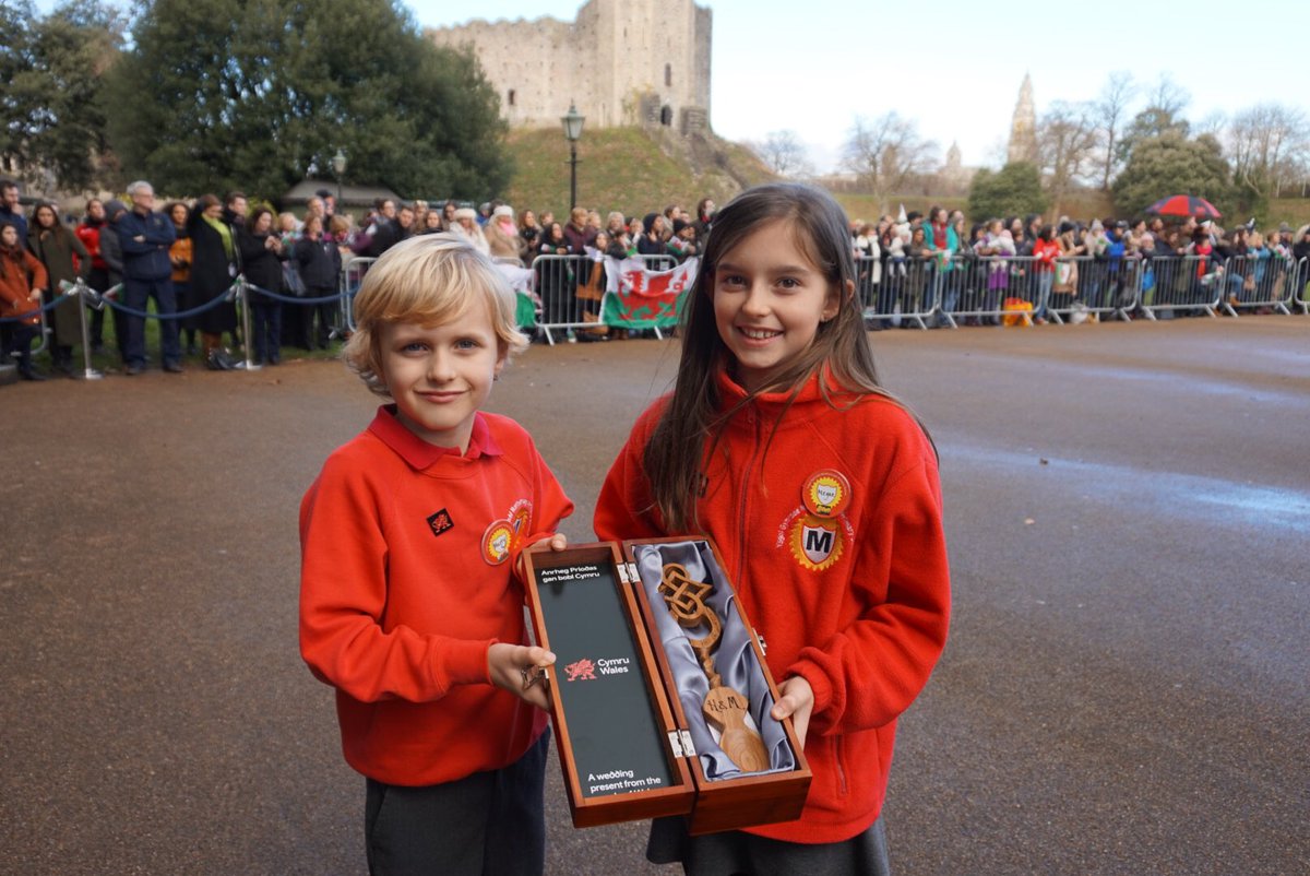Децата Меган и Хари с подарък келтска любовна лъжица за принц Хари и Меган Маркъл