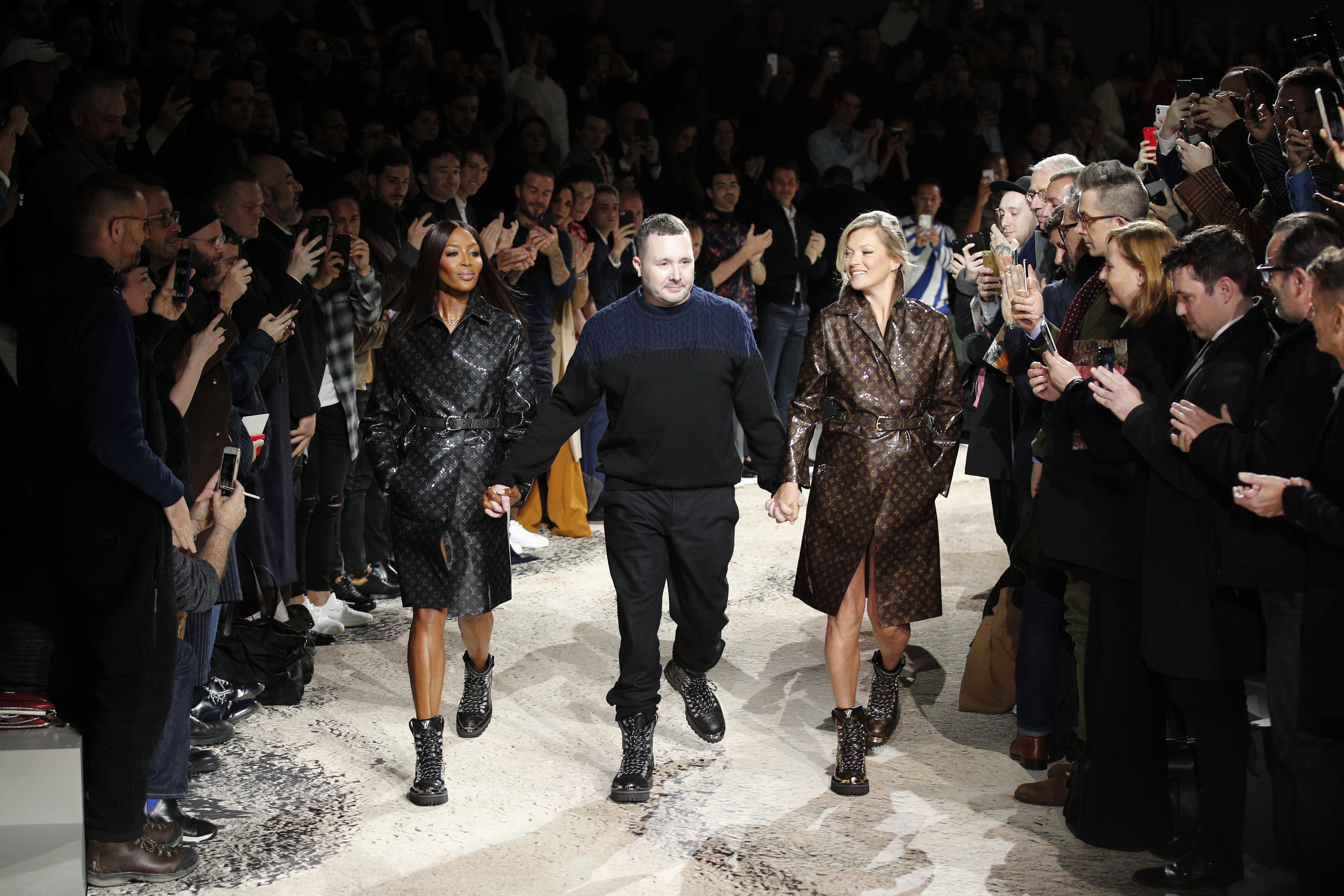 Кейт Мос на ревюто на Louis Vuitton мъжката седмица на модата в Париж