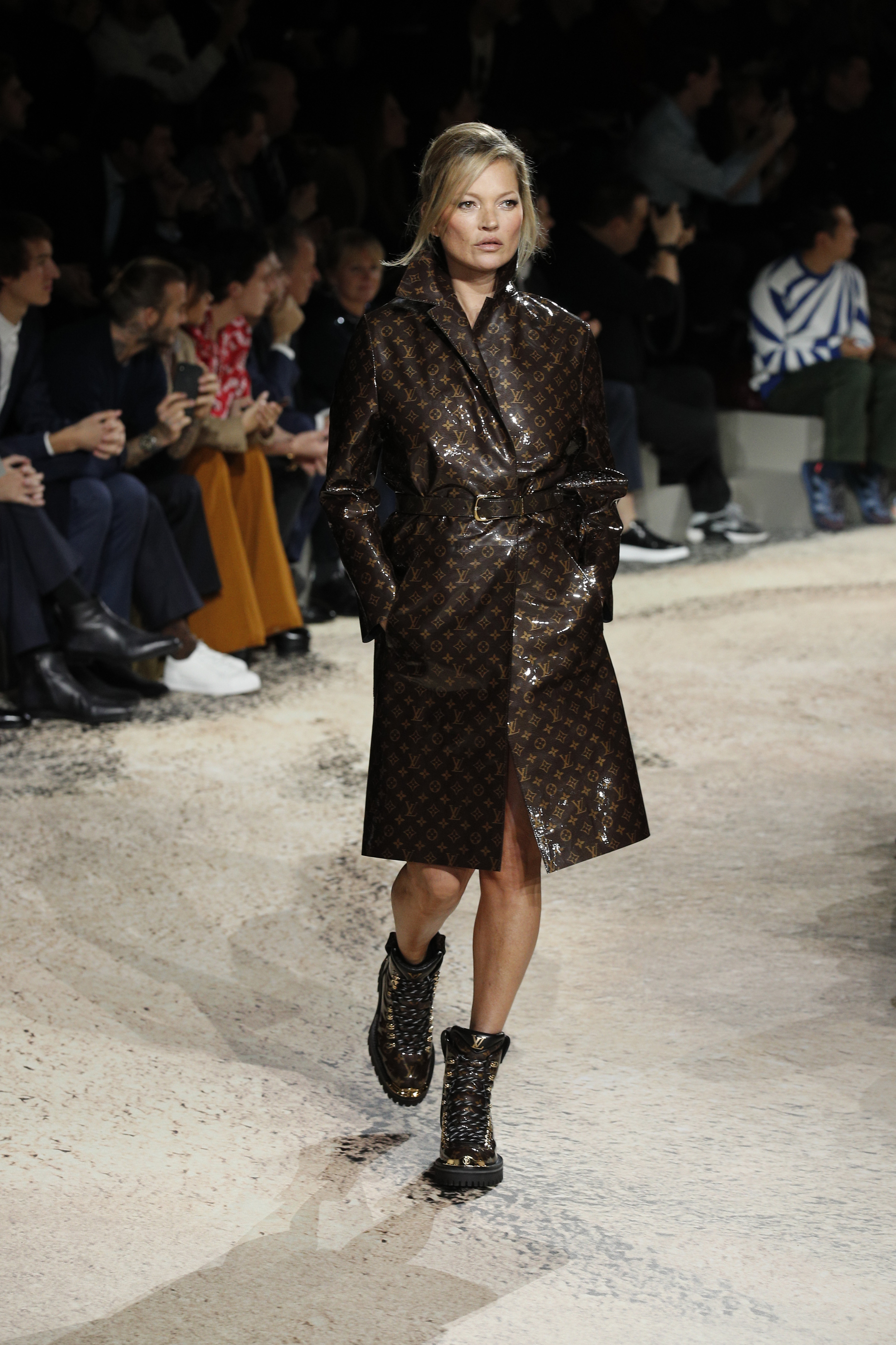 Кейт Мос на ревюто на Louis Vuitton мъжката седмица на модата в Париж