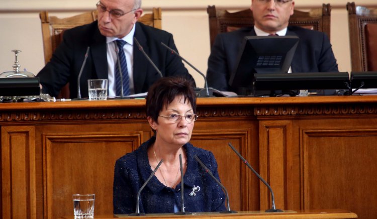 В програмата по История не се говори за фашизъм в България, каза депутатката от БСП Ирена Атанасова