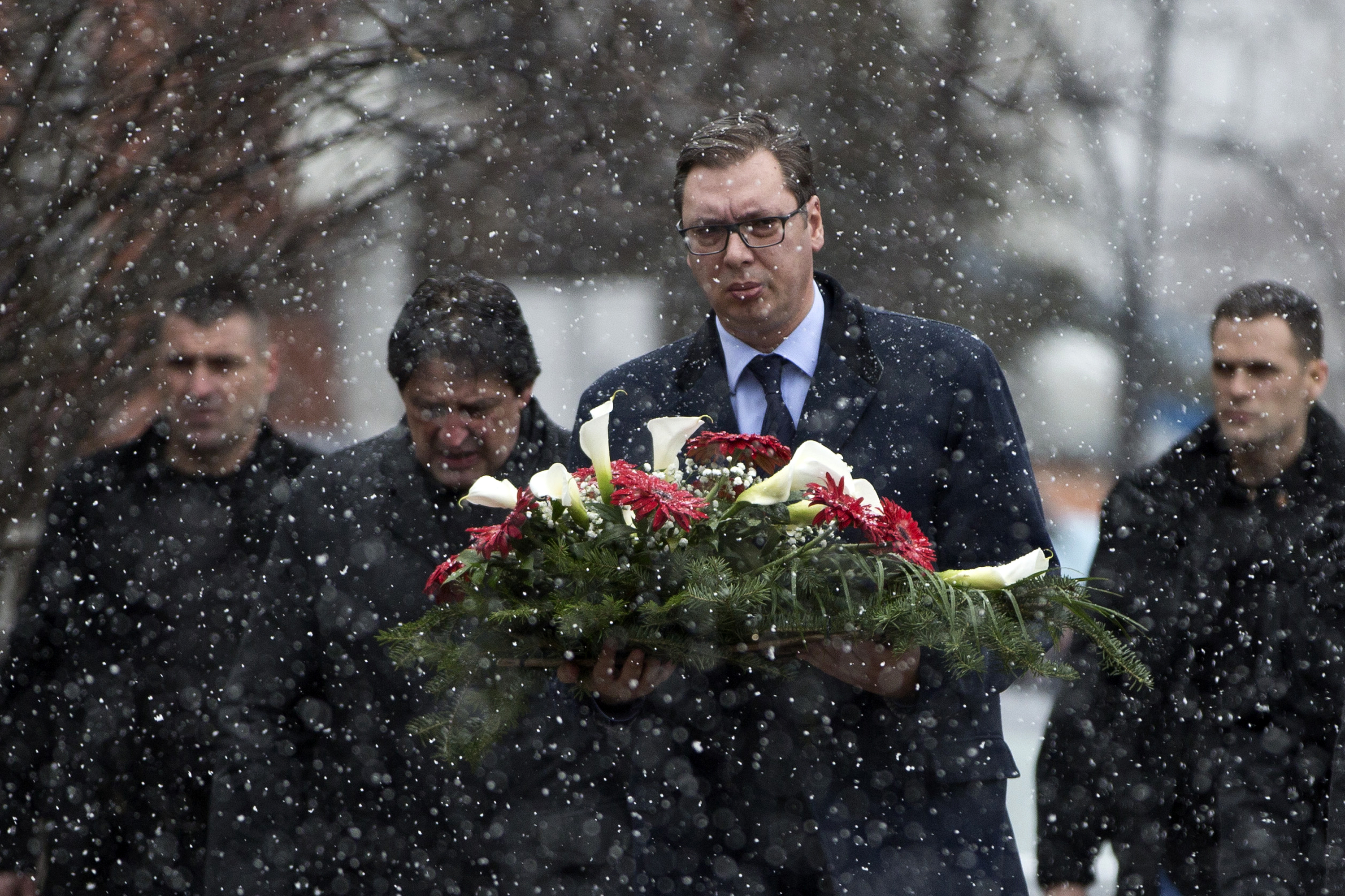 Сръбският президент Александър Вучич поднася венец на лобното място на Оливер Иванович