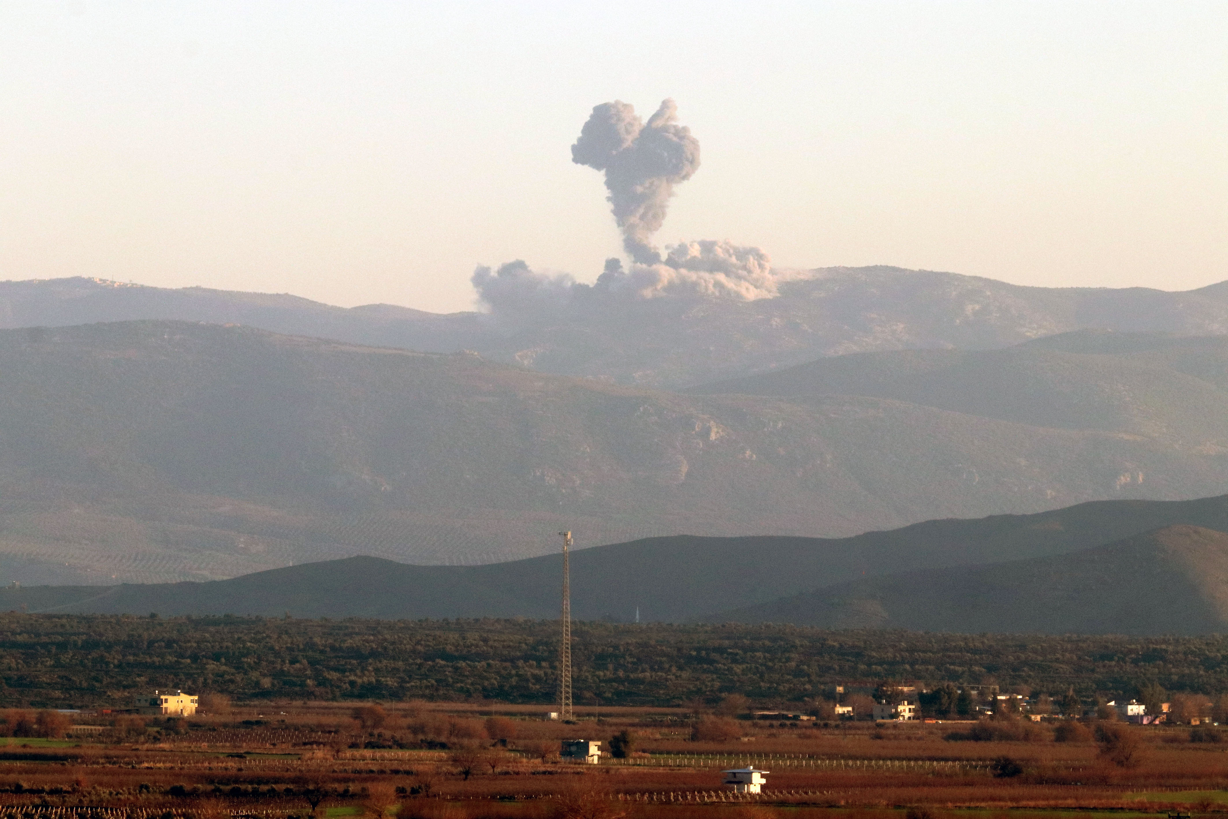 Пушек от бомбени експлозии се издига в района на Африн