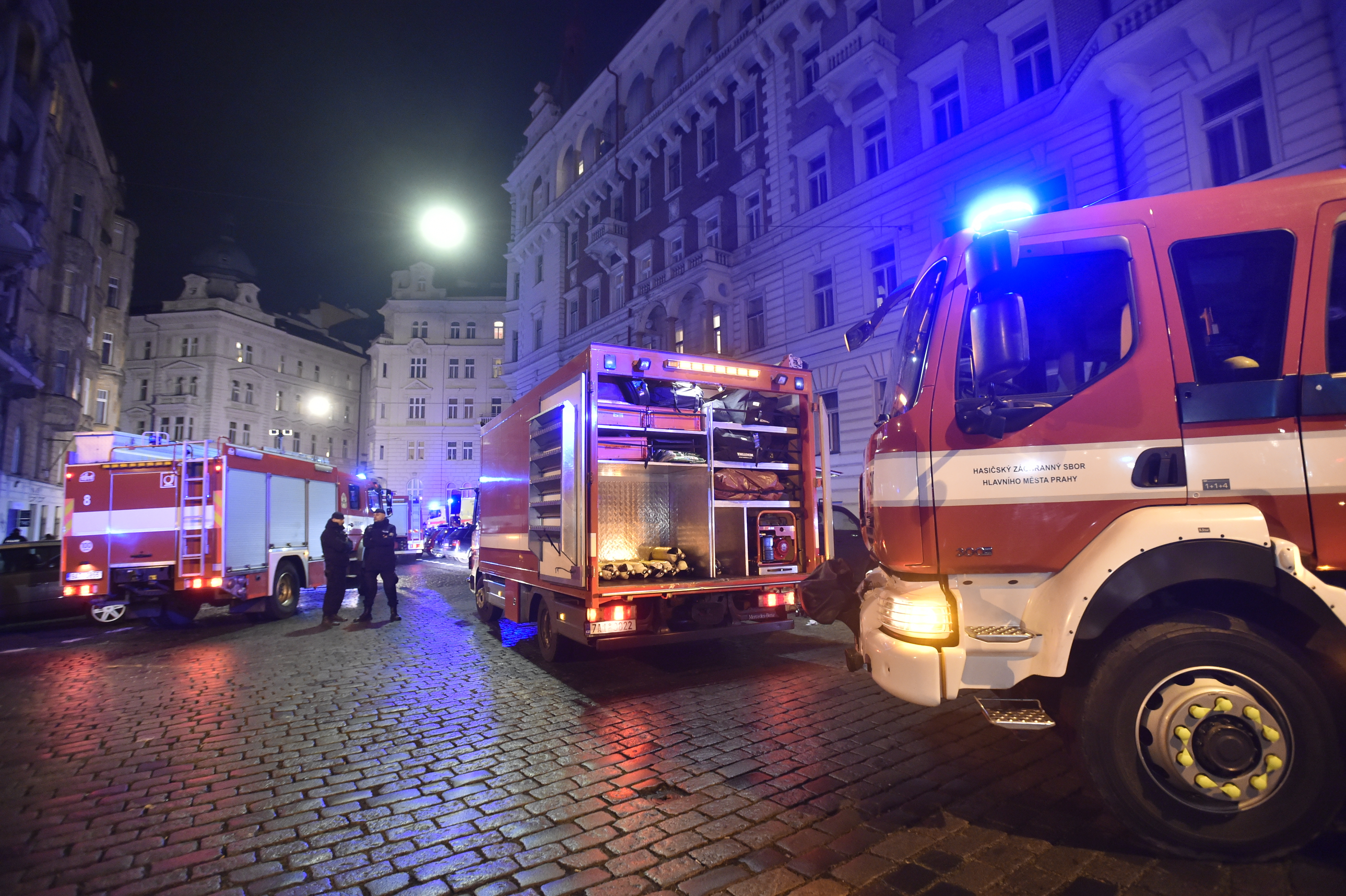 Пожарникари и техника пред пострадалия хотел в центъра на чешката столица